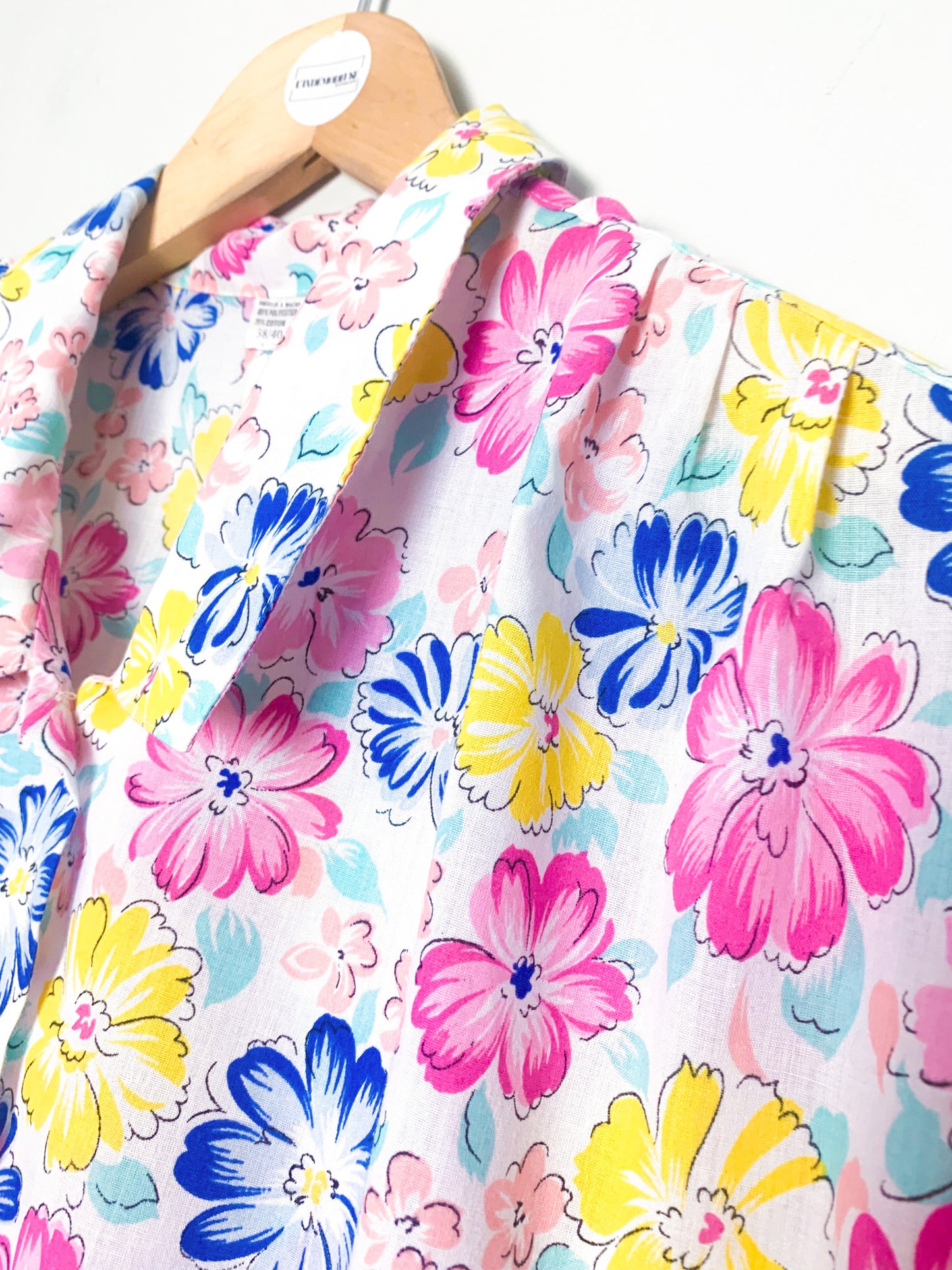 Chemise chemisier manches courtes imprimés fleurs rose, jaune bleu vert d’eau vintage