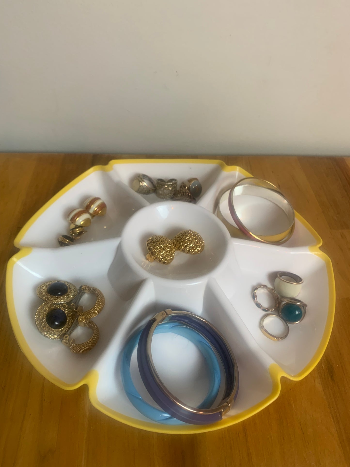 Plateau de service/ apéritif forme fleur coloris blanc et jaune