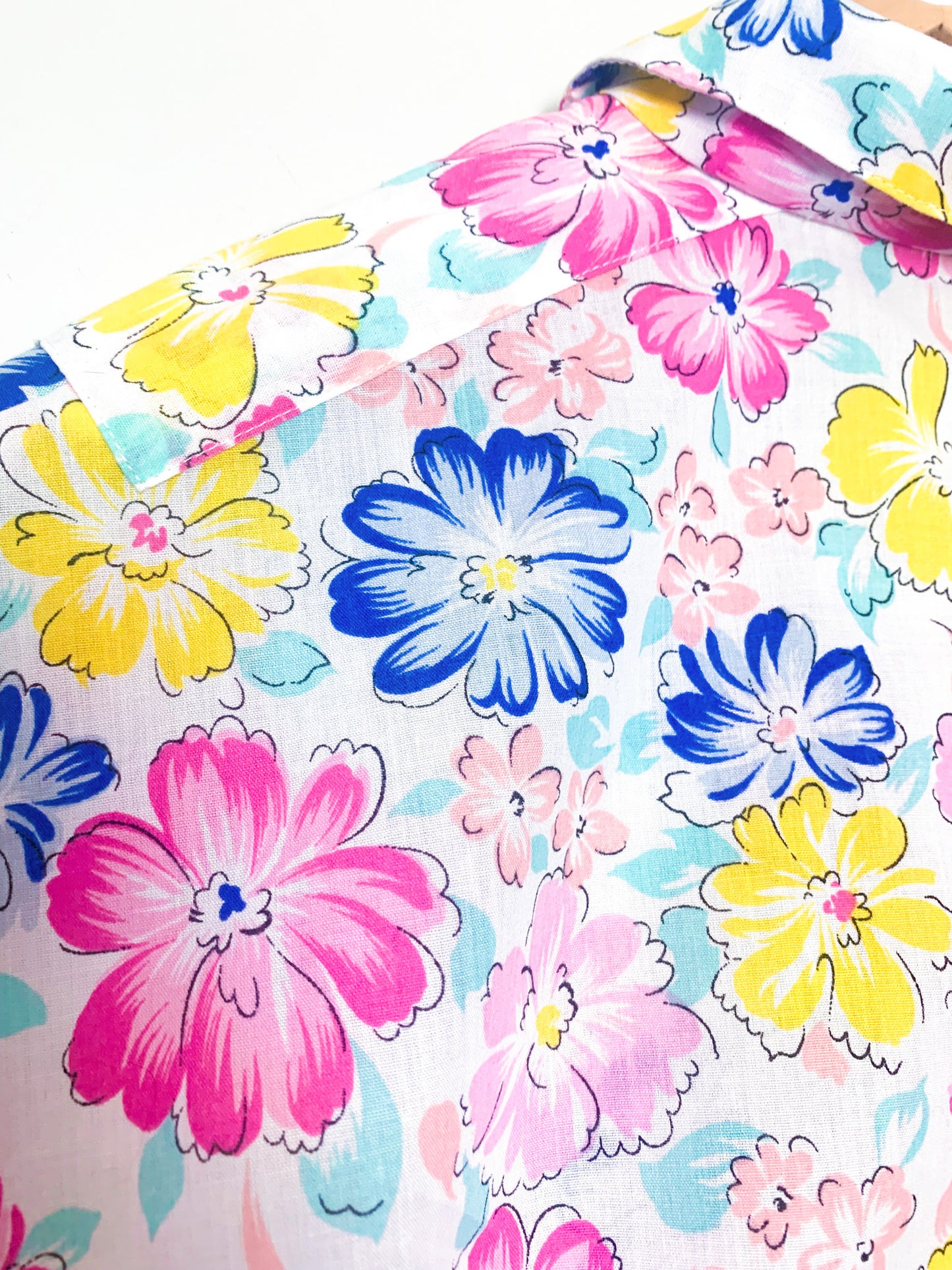Chemise chemisier manches courtes imprimés fleurs rose, jaune bleu vert d’eau vintage