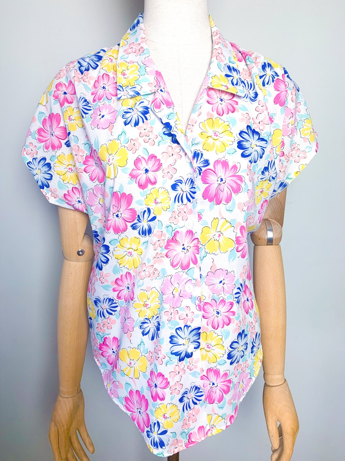 Chemise chemisier manches courtes imprimés fleurs rose, jaune bleu vert d’eau vintage