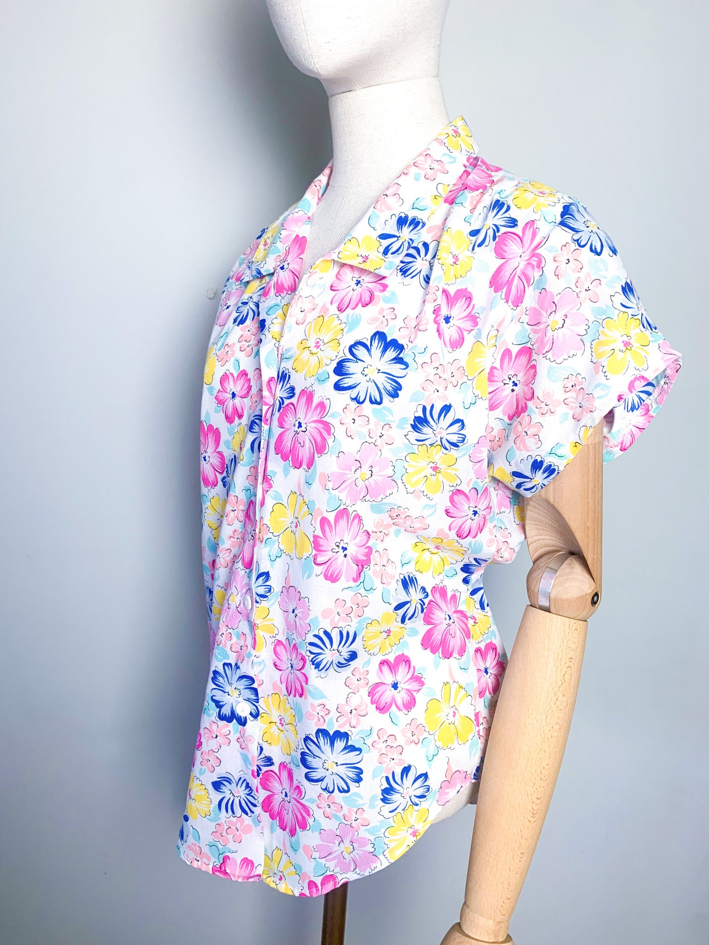 Chemise chemisier manches courtes imprimés fleurs rose, jaune bleu vert d’eau vintage