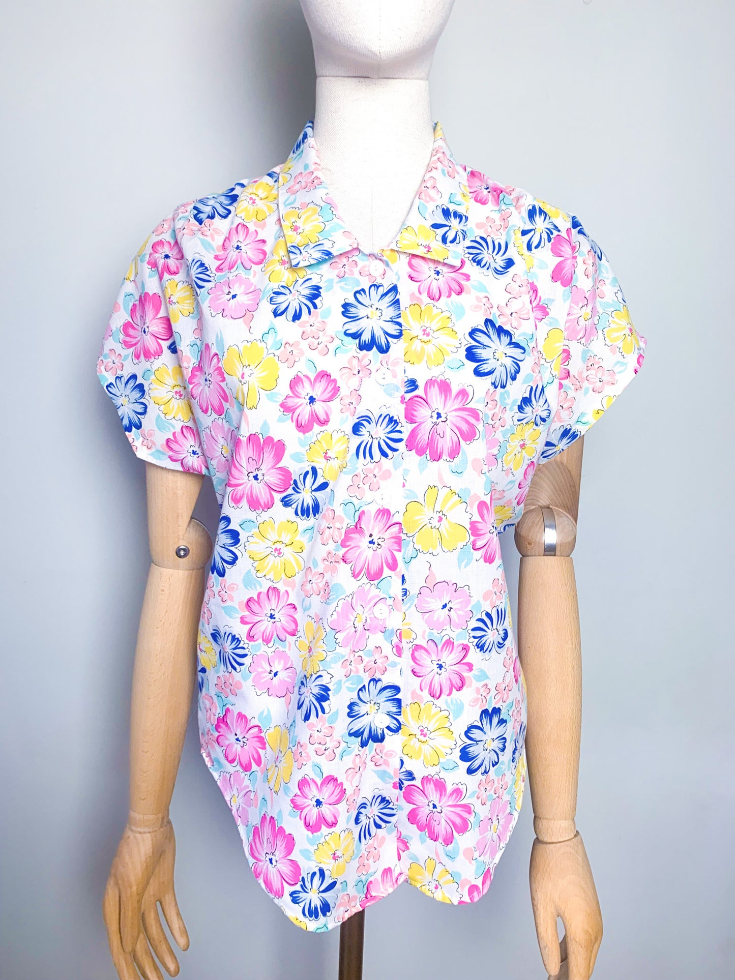 Chemise chemisier manches courtes imprimés fleurs rose, jaune bleu vert d’eau vintage