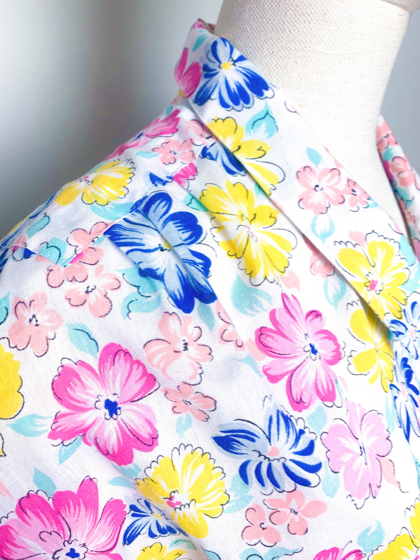 Chemise chemisier manches courtes imprimés fleurs rose, jaune bleu vert d’eau vintage