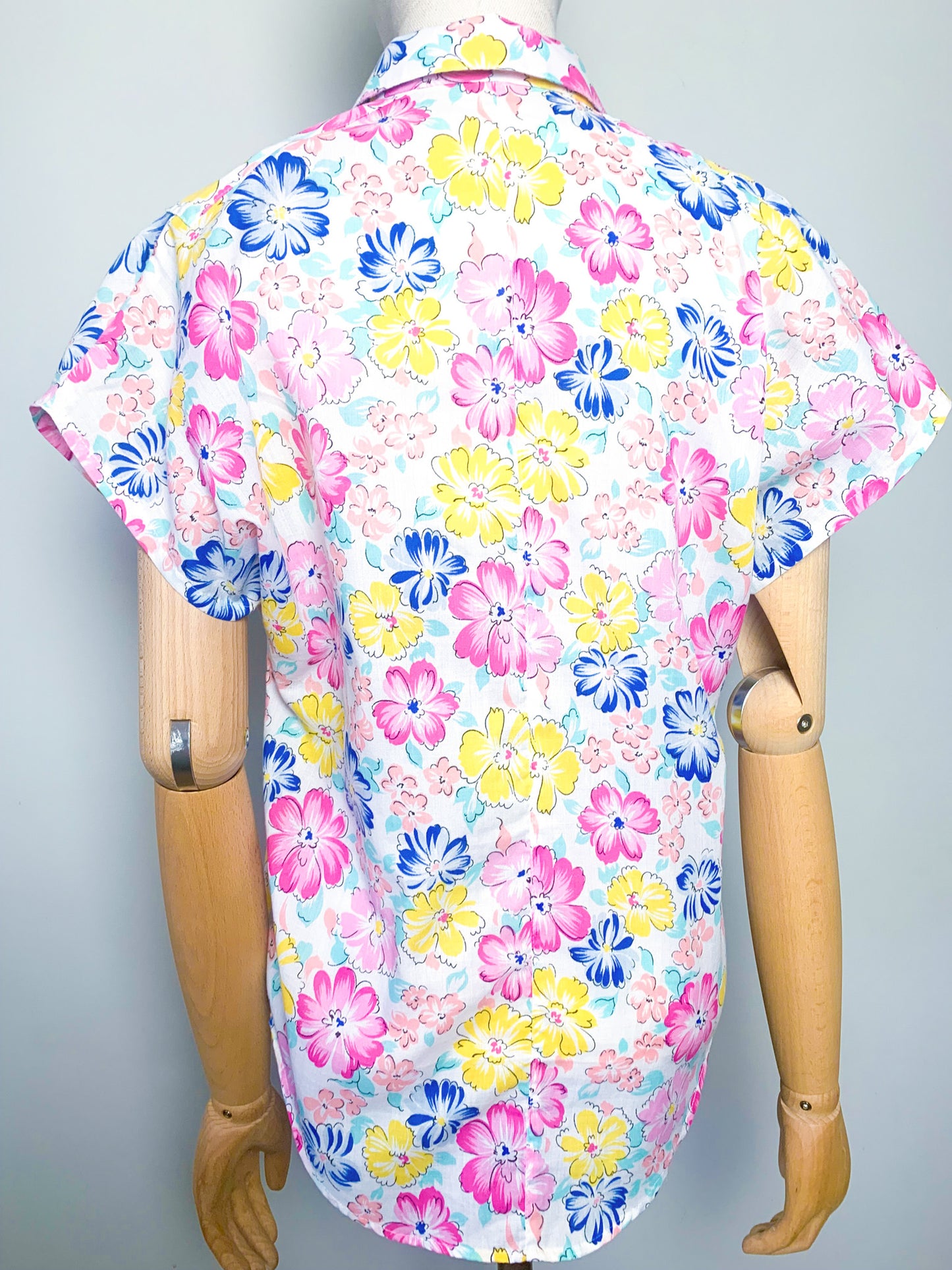 Chemise chemisier manches courtes imprimés fleurs rose, jaune bleu vert d’eau vintage