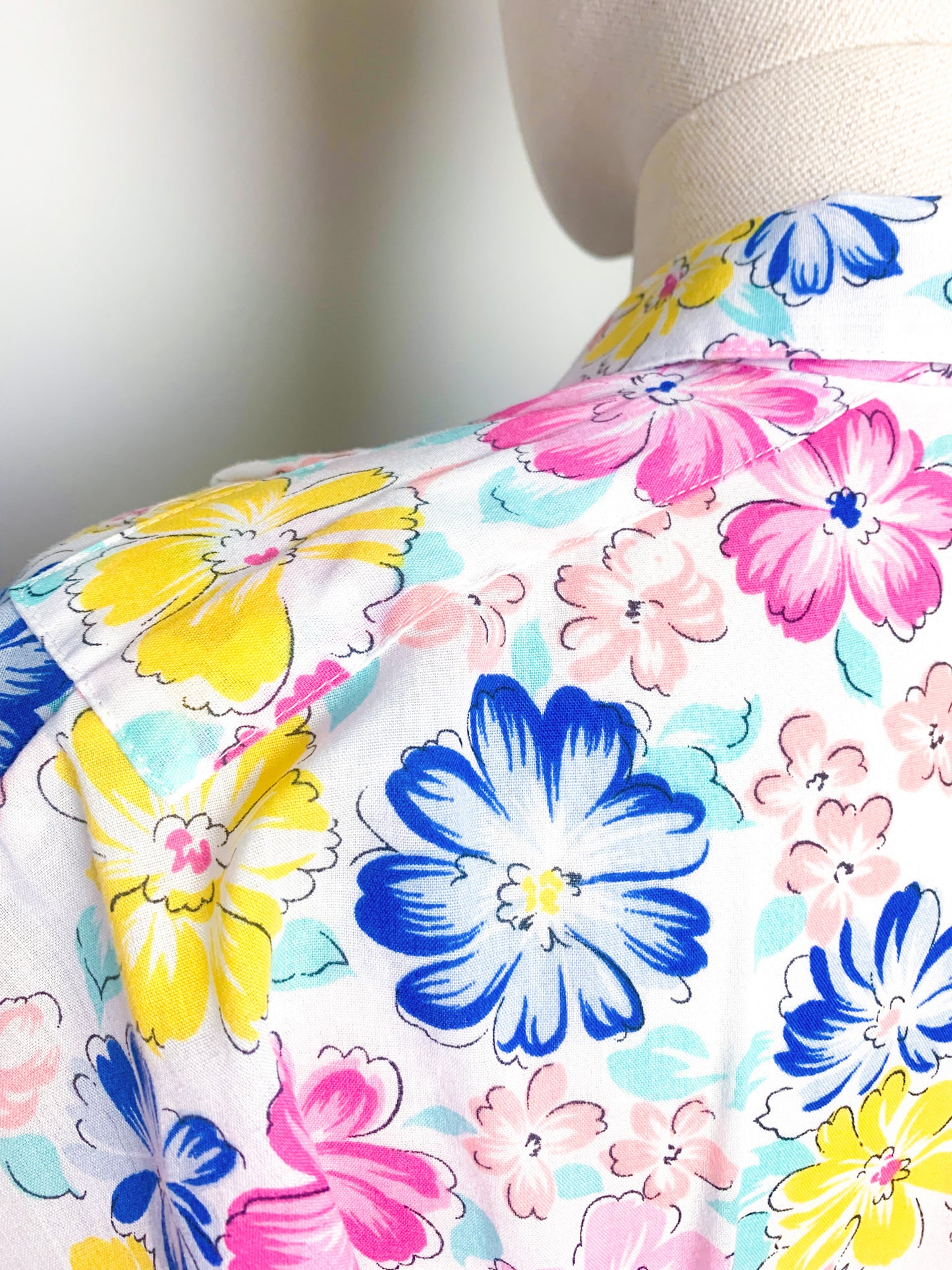 Chemise chemisier manches courtes imprimés fleurs rose, jaune bleu vert d’eau vintage