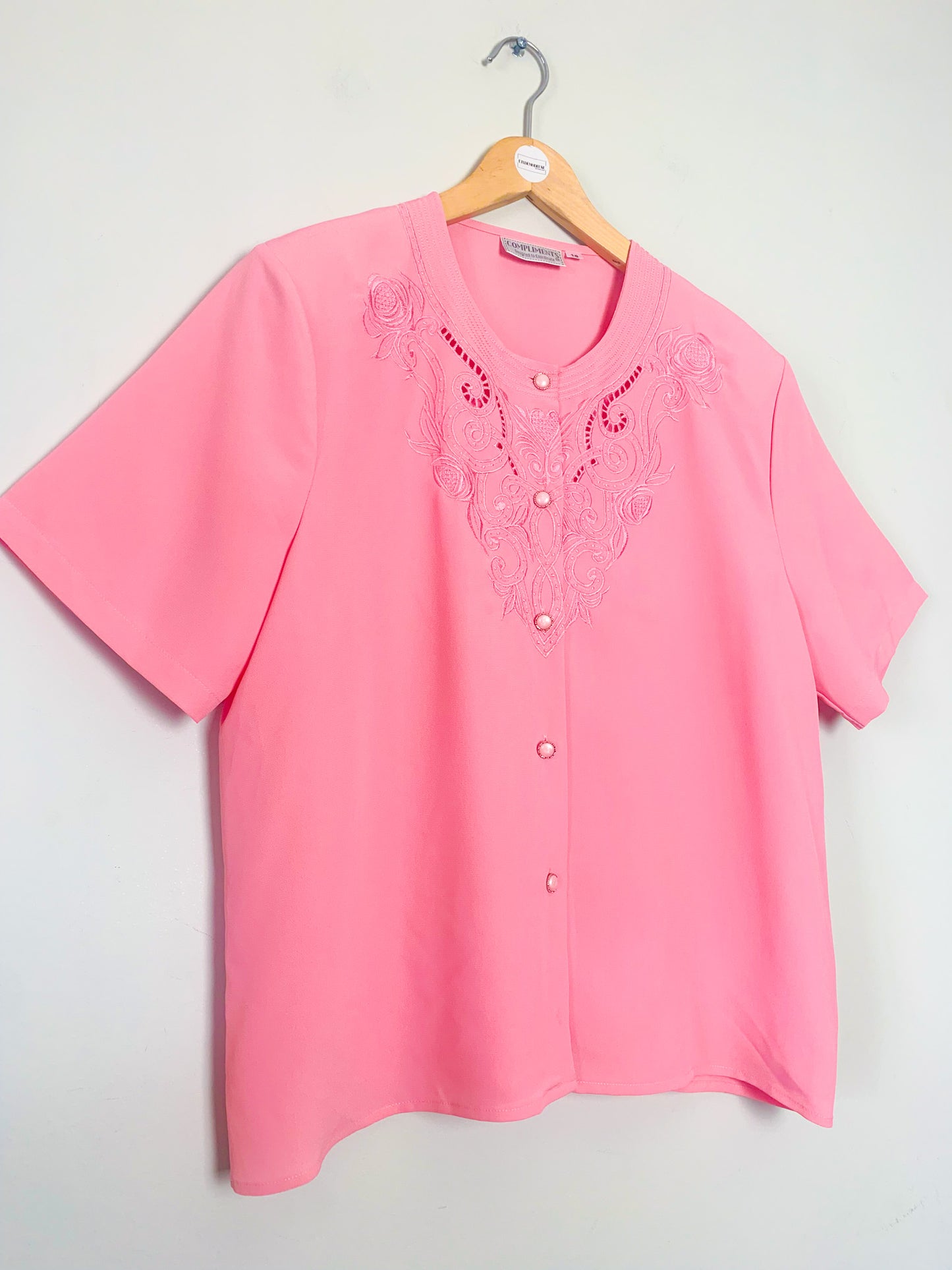 Blouse manches courtes brodée rose vintage