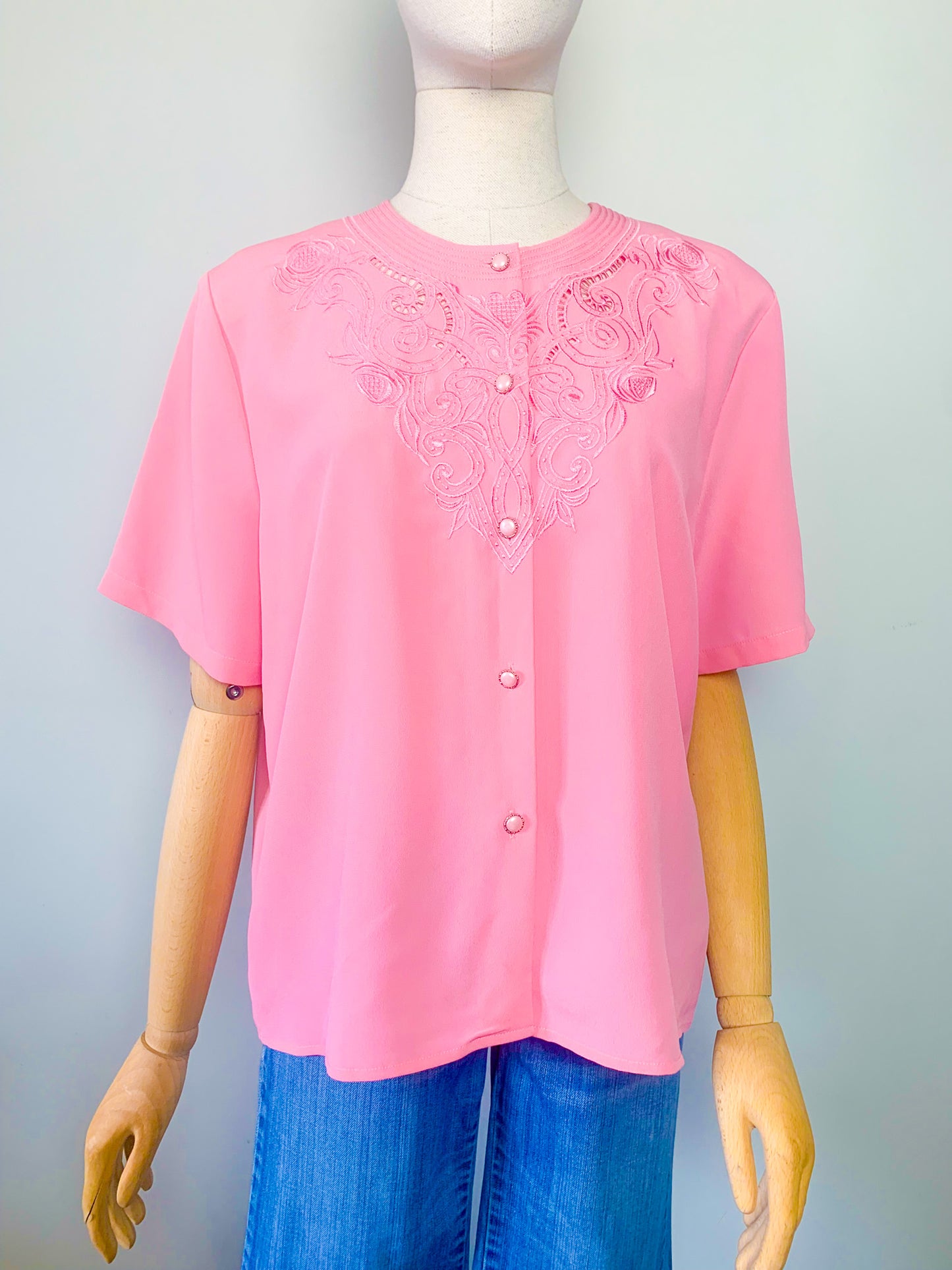 Blouse manches courtes brodée rose vintage