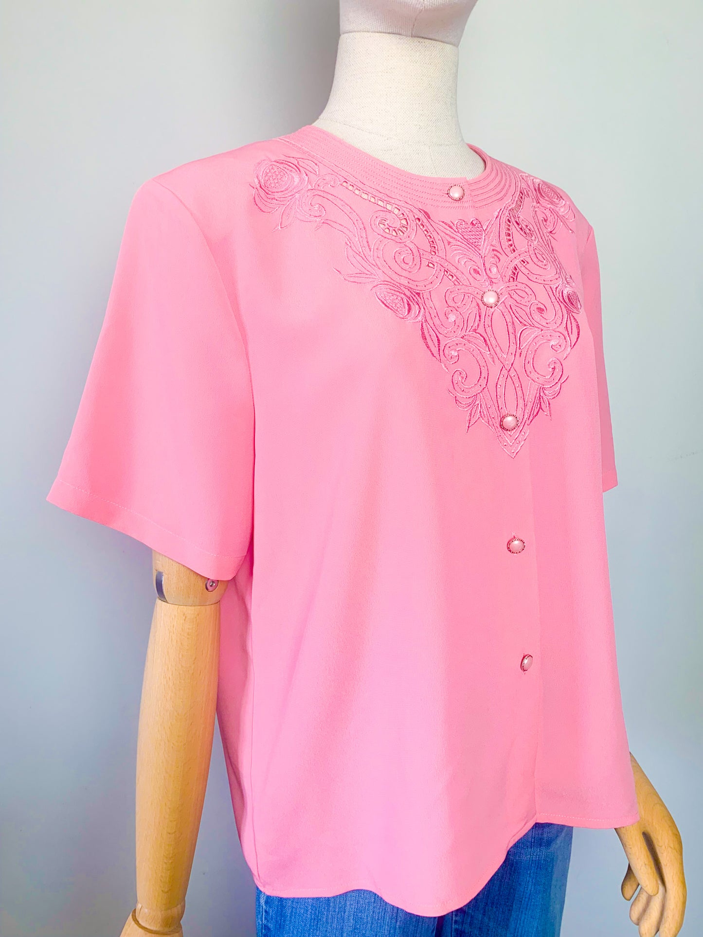 Blouse manches courtes brodée rose vintage