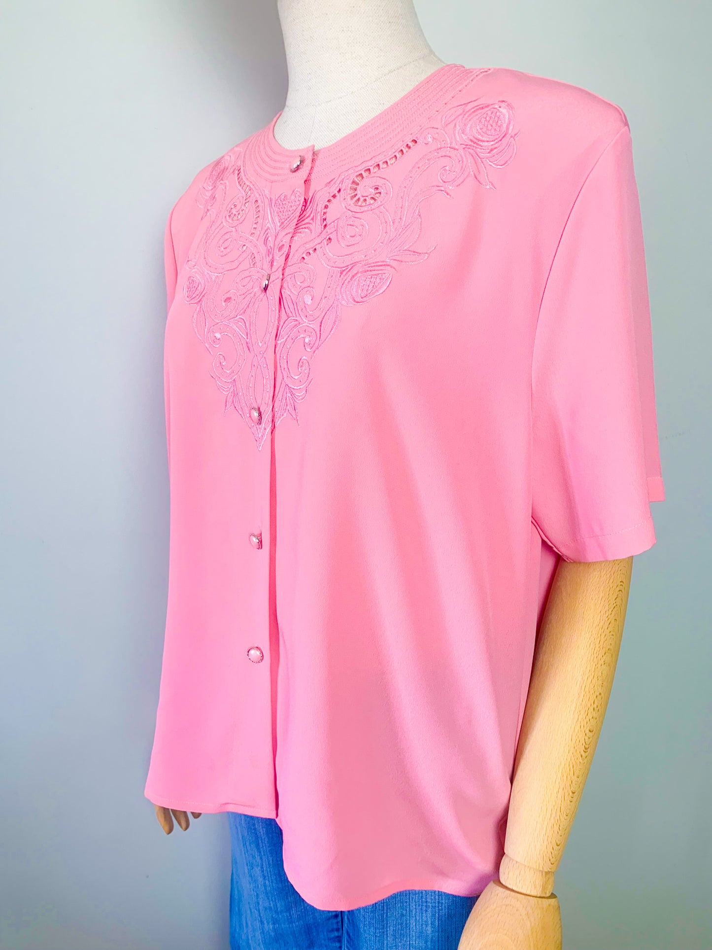 Blouse manches courtes brodée rose vintage