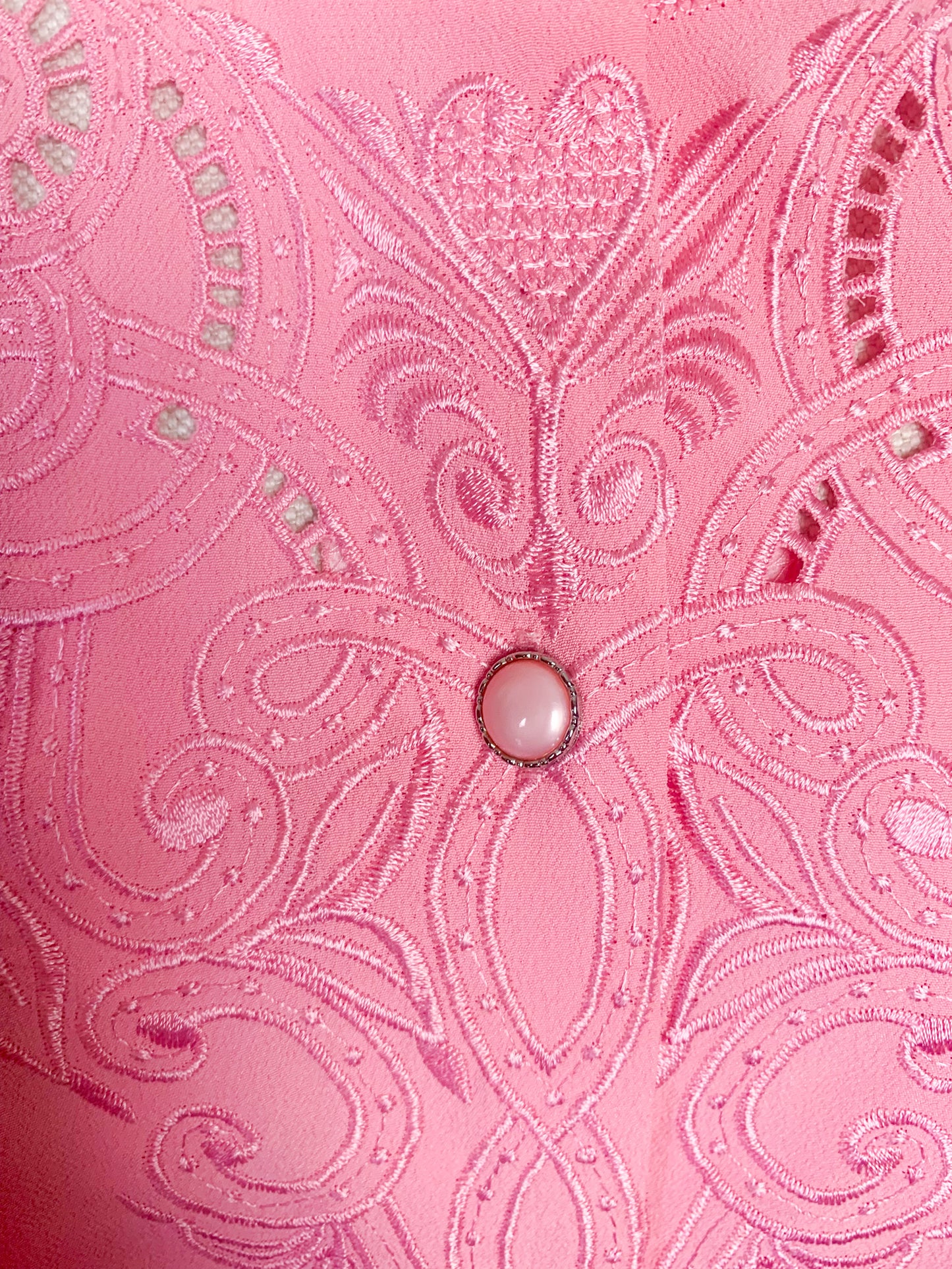 Blouse manches courtes brodée rose vintage