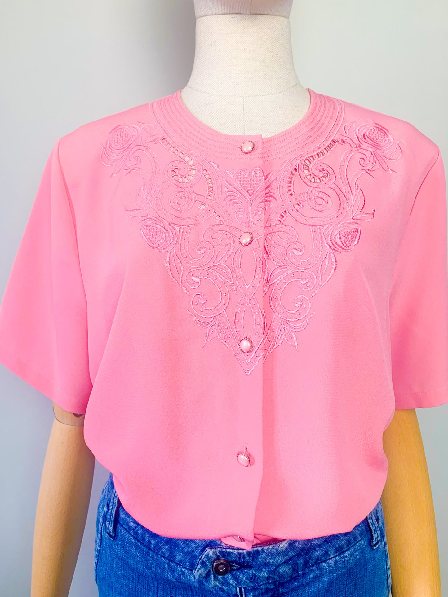 Blouse manches courtes brodée rose vintage