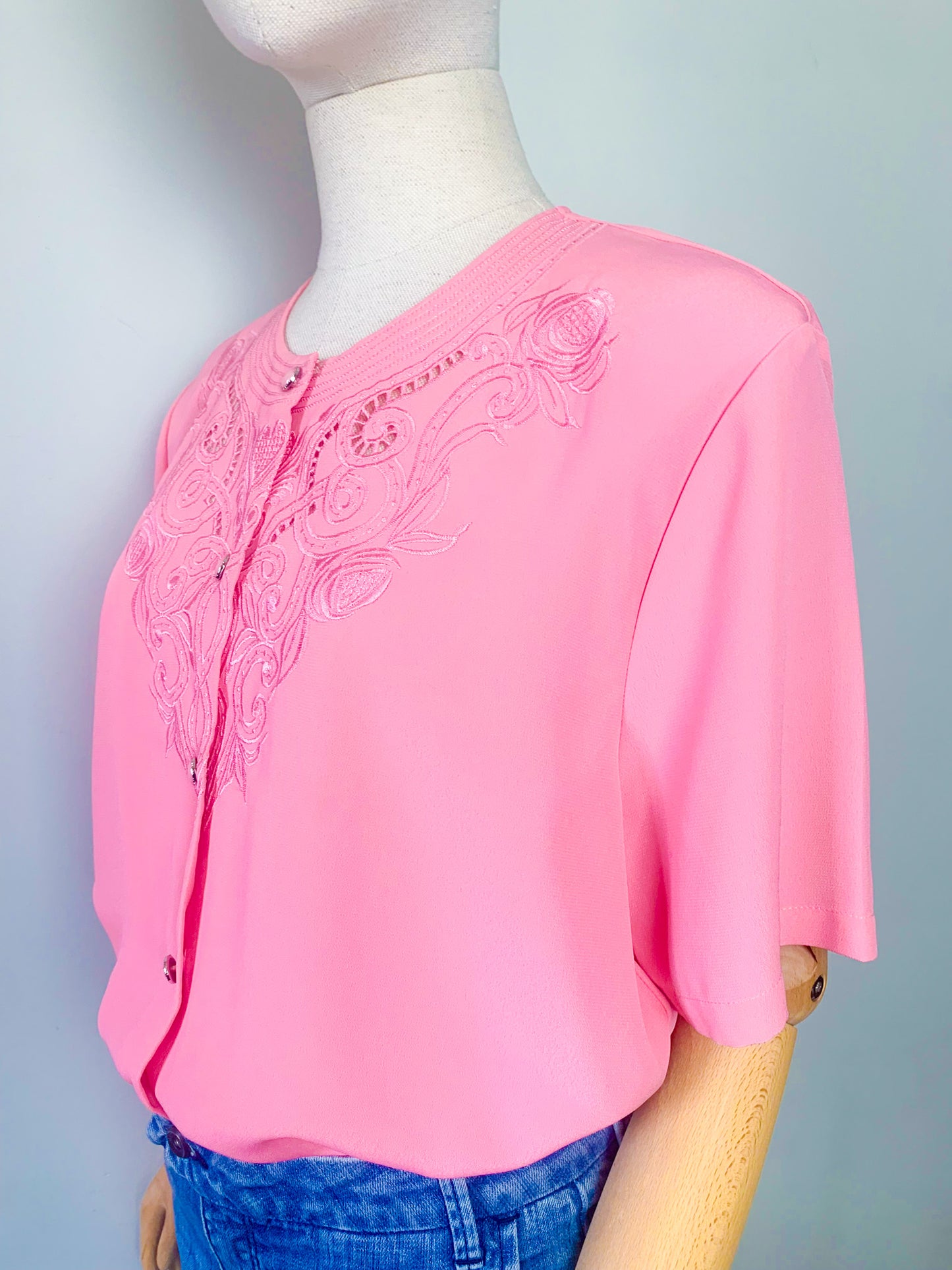 Blouse manches courtes brodée rose vintage