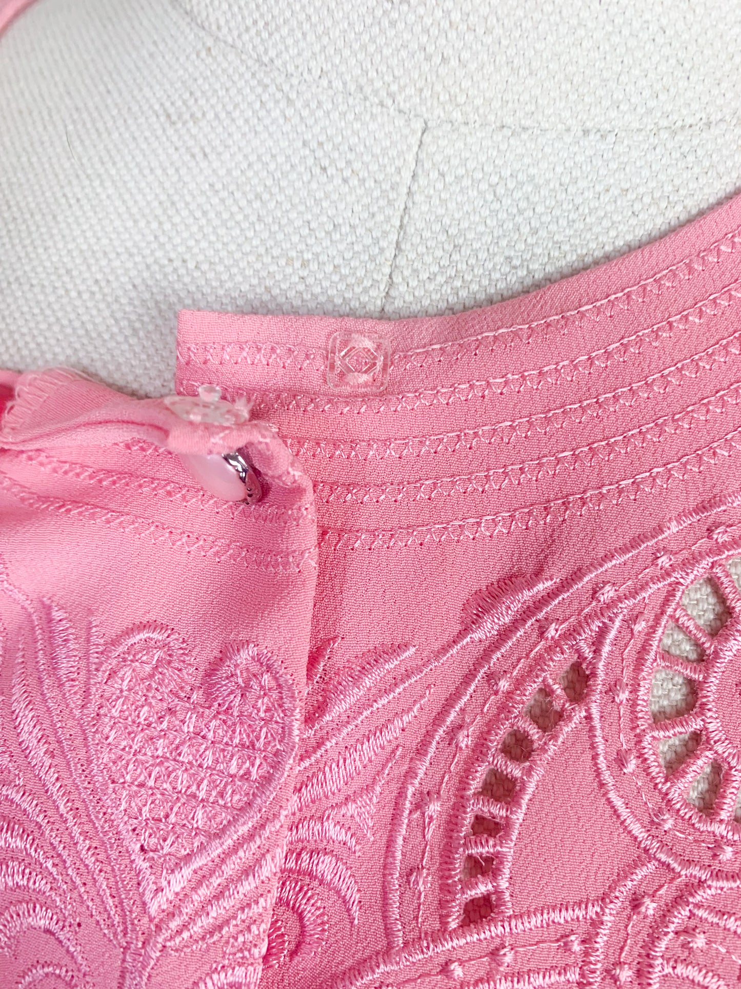 Blouse manches courtes brodée rose vintage