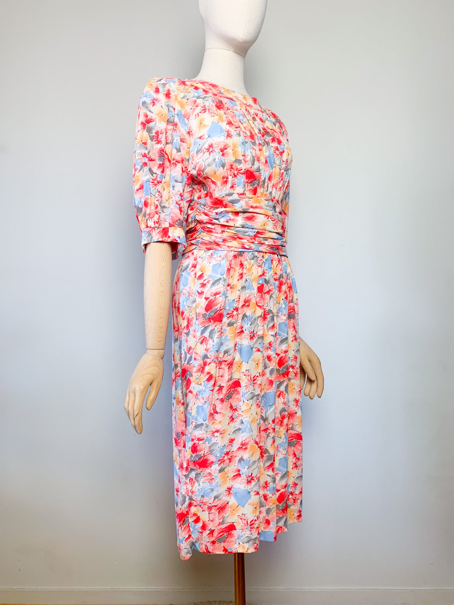 Robe midi fluide à plis imprimés fleurs vintage