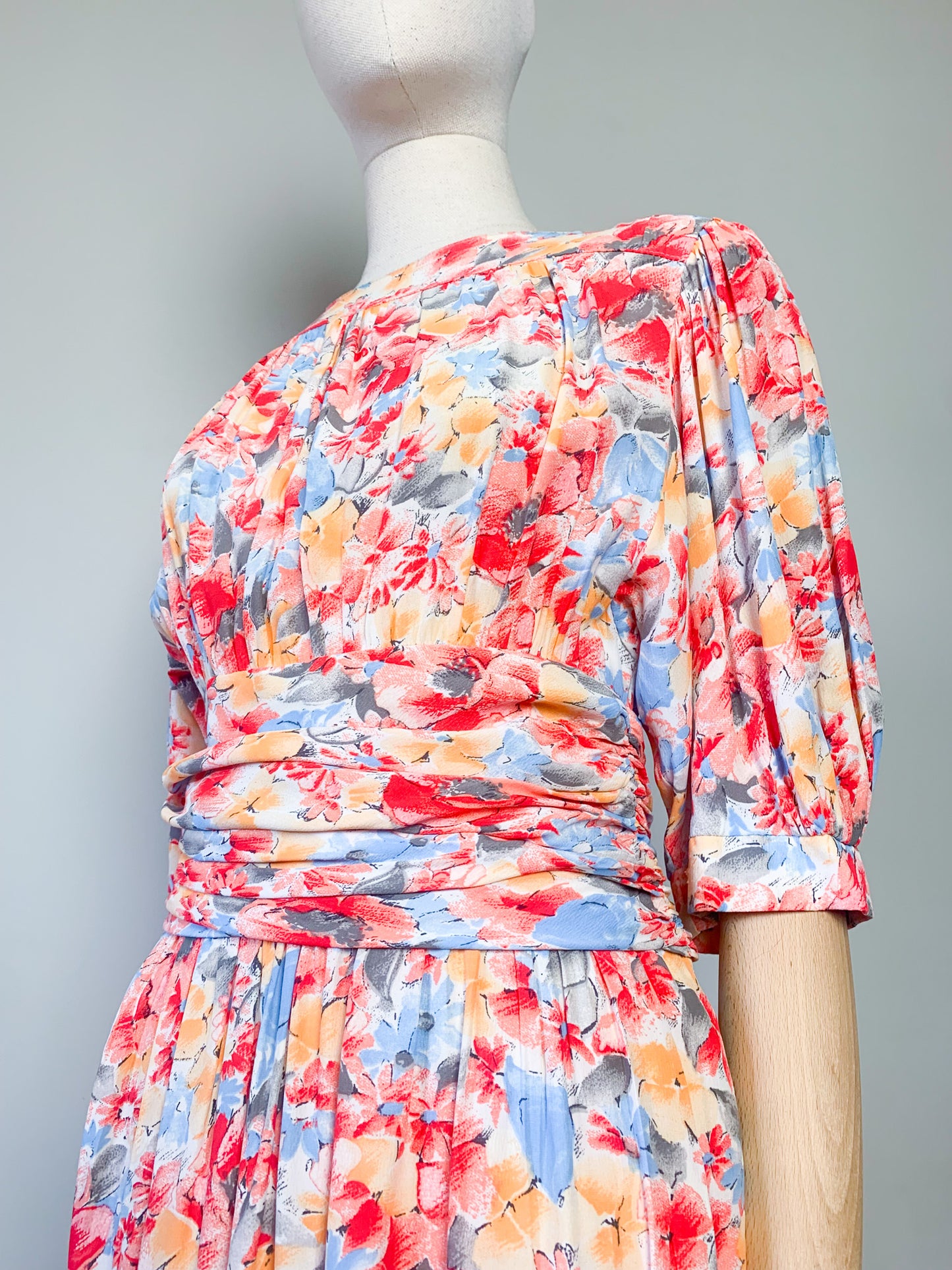 Robe midi fluide à plis imprimés fleurs vintage