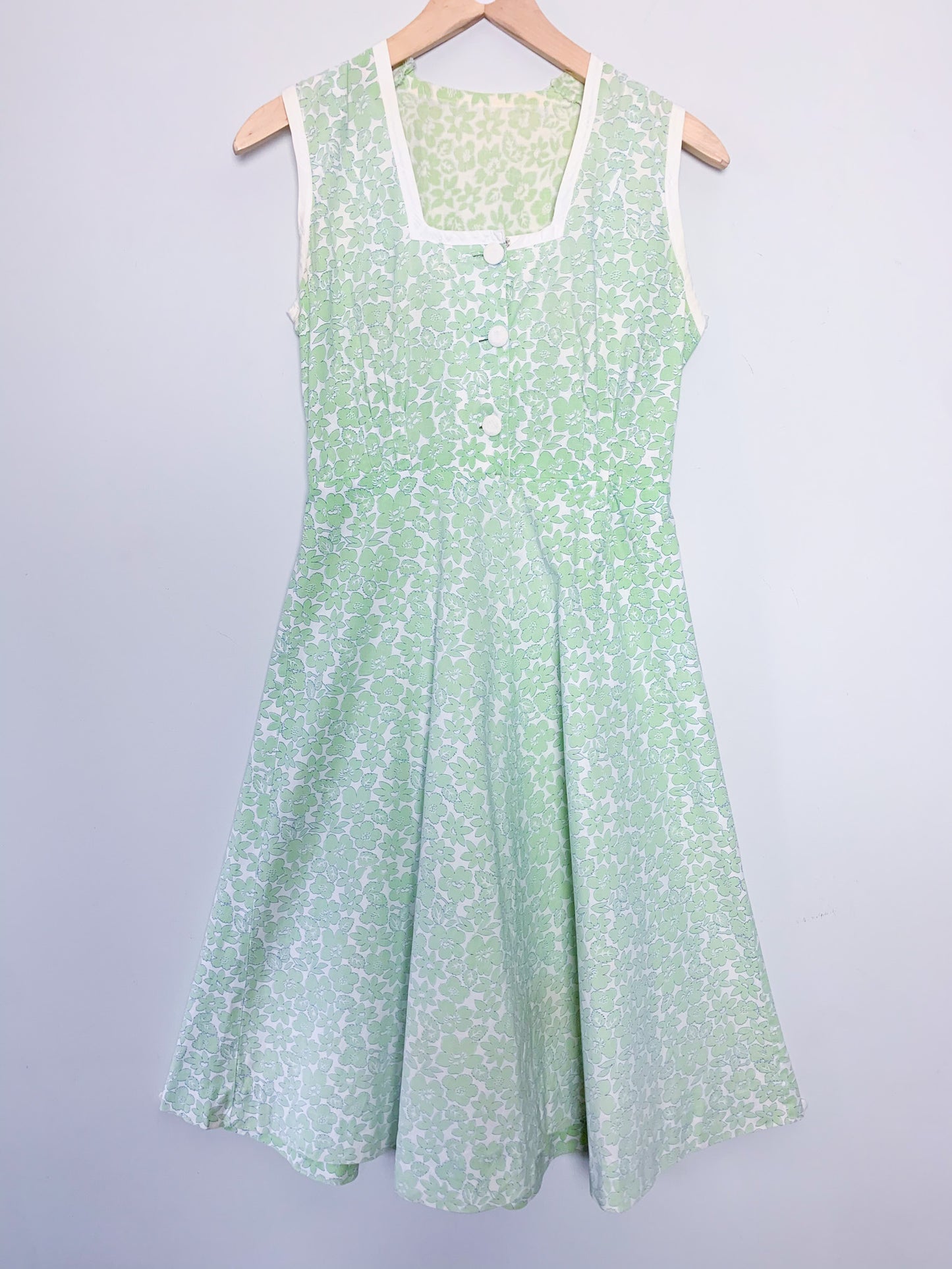 Robe sans manche col carré imprimés fleurs vintage