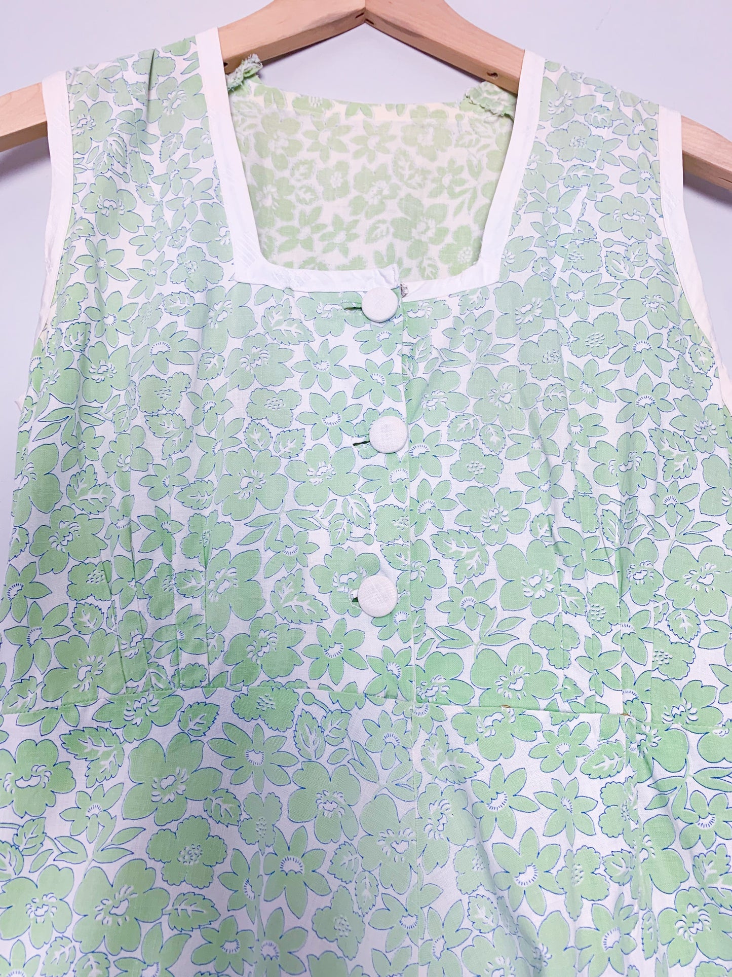 Robe sans manche col carré imprimés fleurs vintage