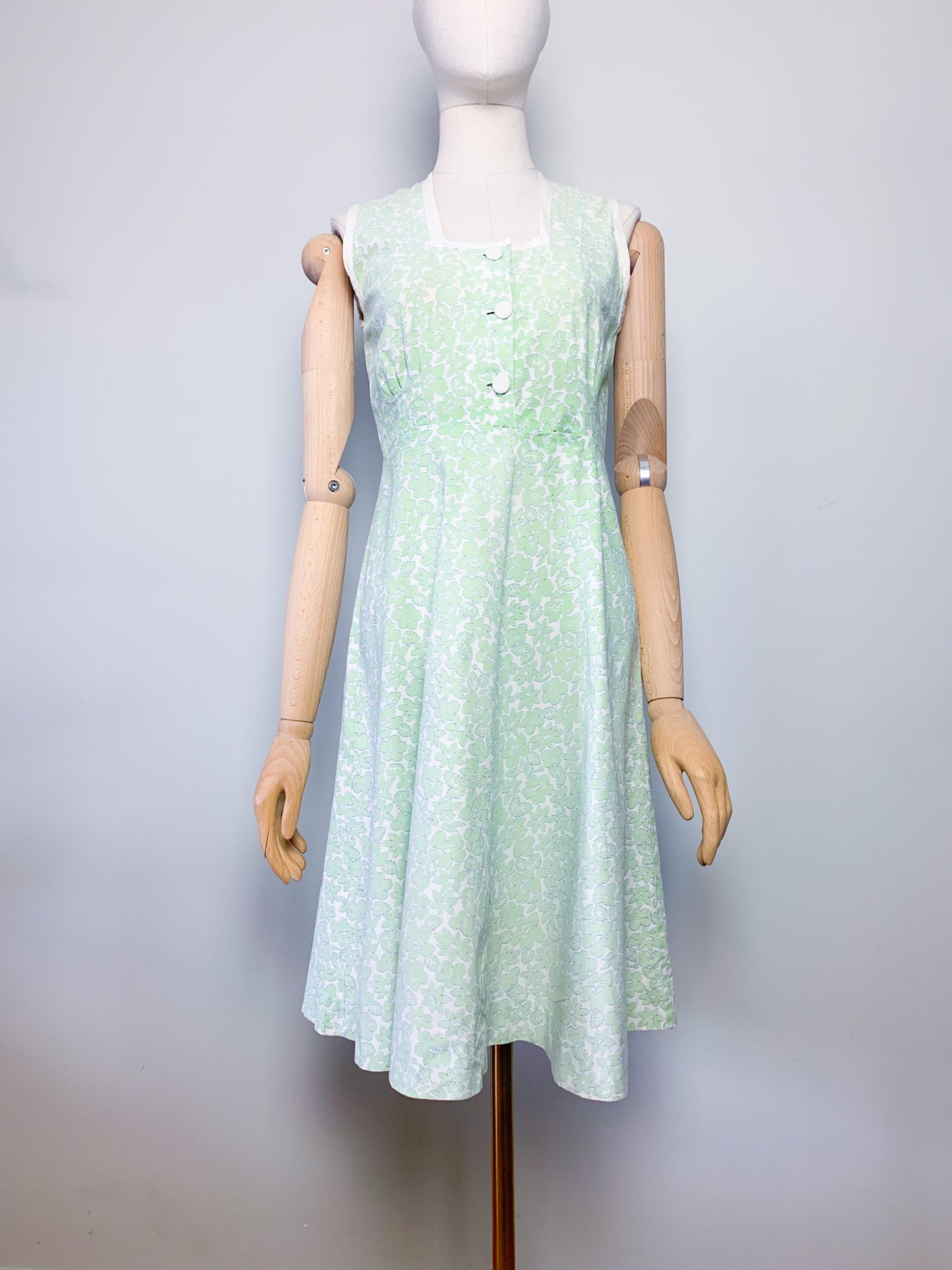 Robe sans manche col carré imprimés fleurs vintage