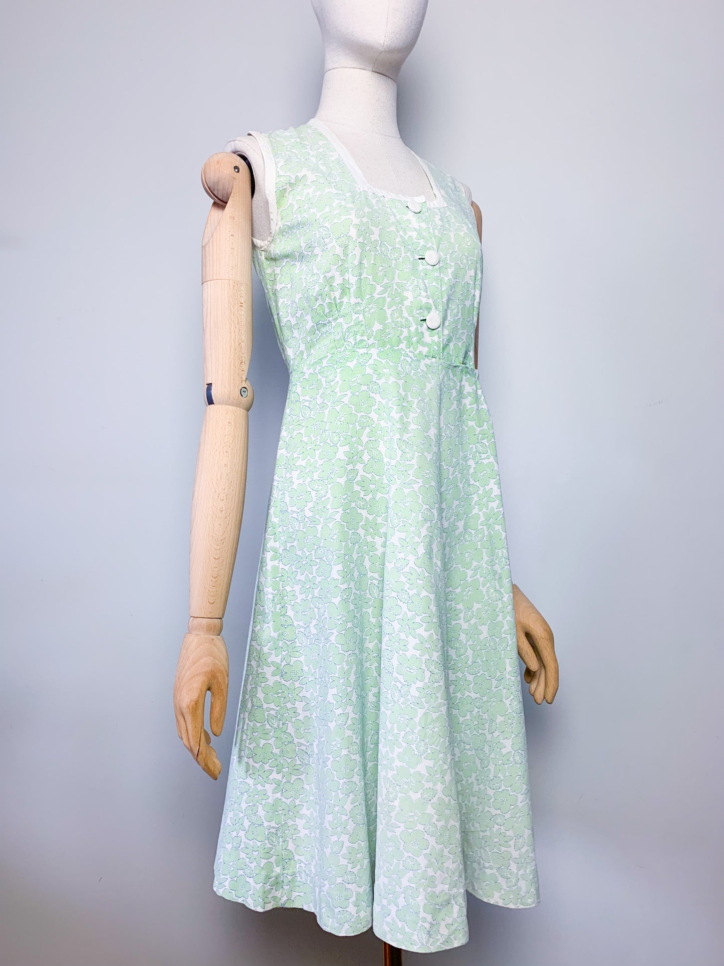 Robe sans manche col carré imprimés fleurs vintage
