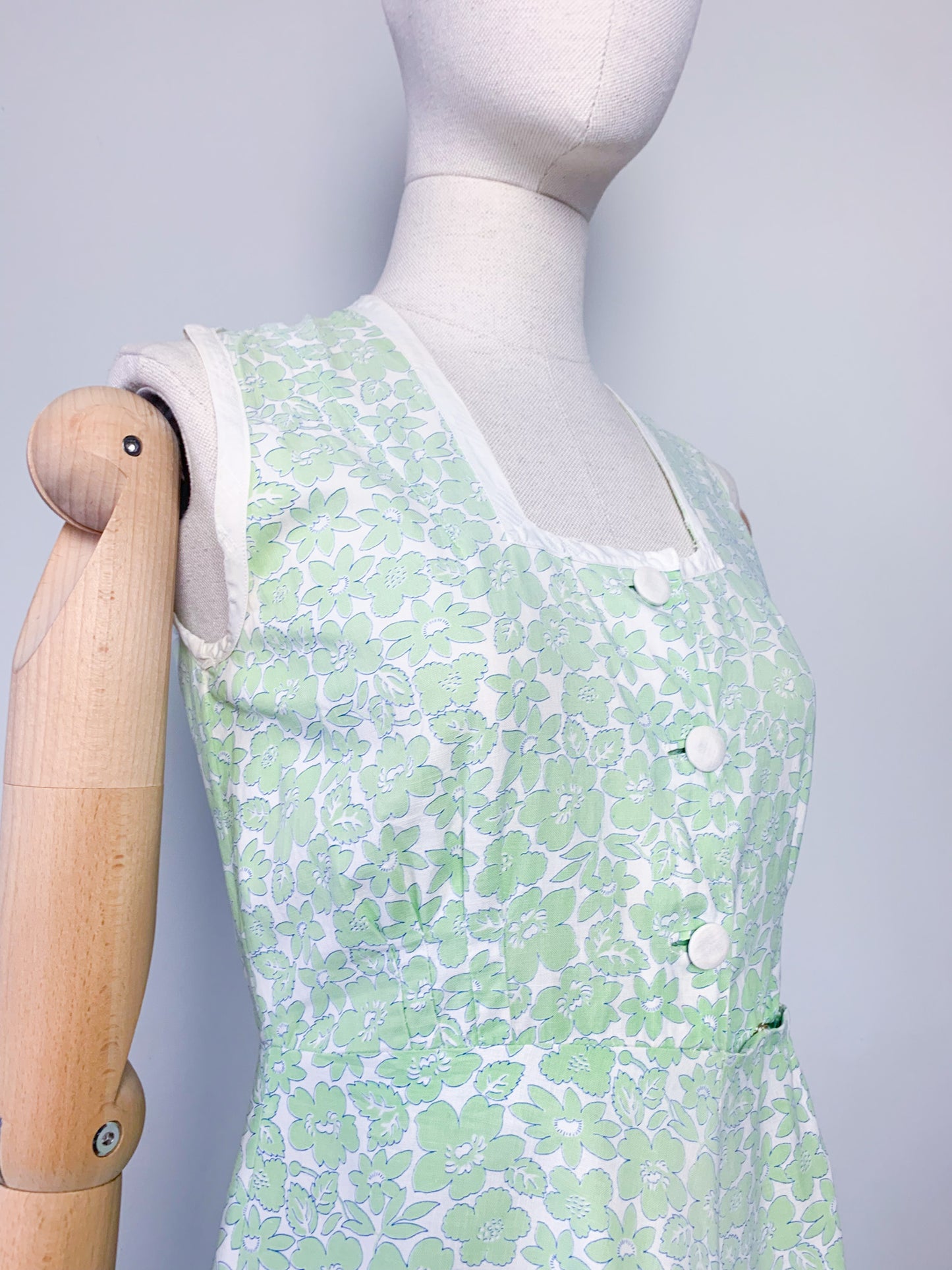 Robe sans manche col carré imprimés fleurs vintage