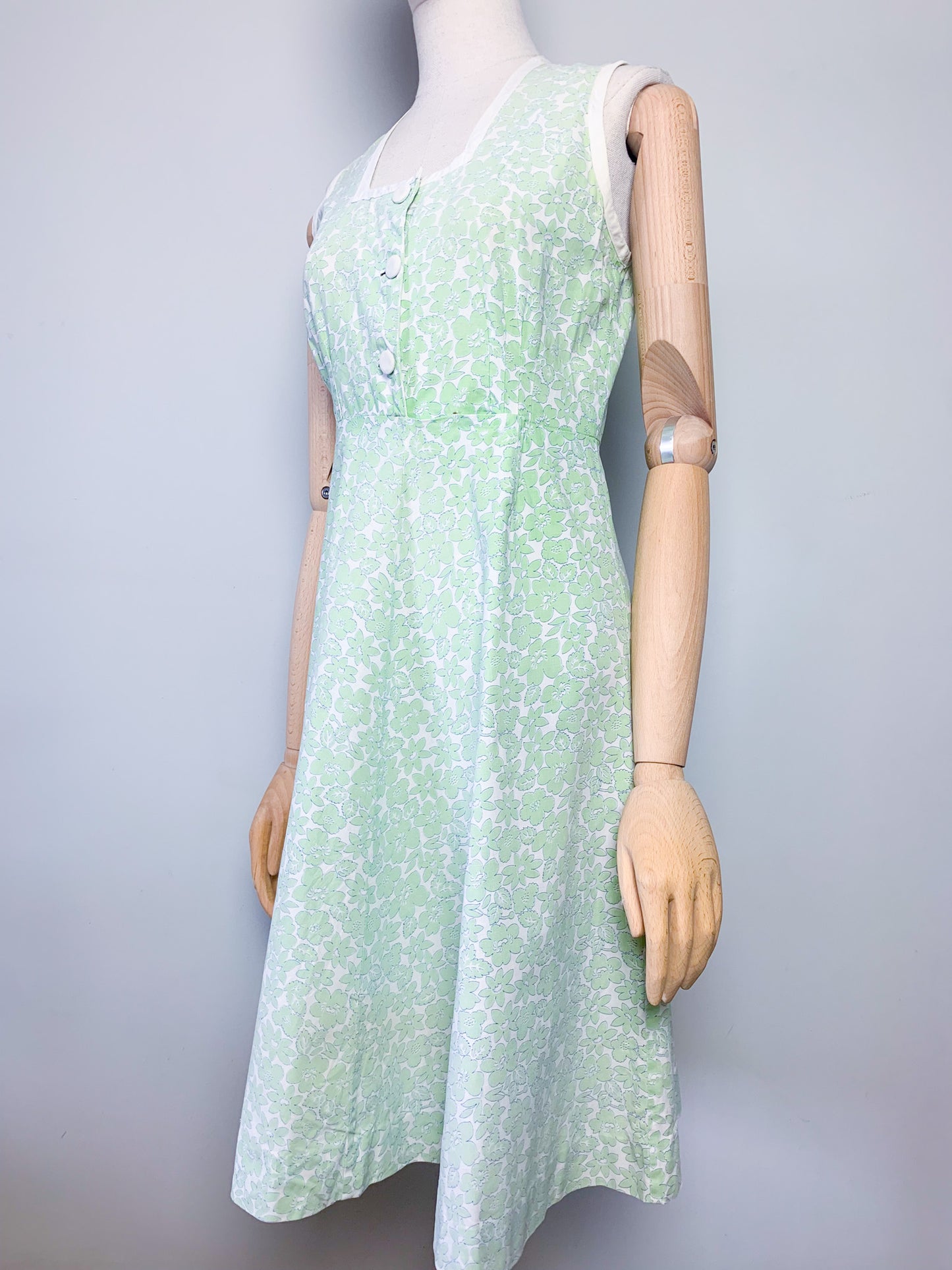 Robe sans manche col carré imprimés fleurs vintage