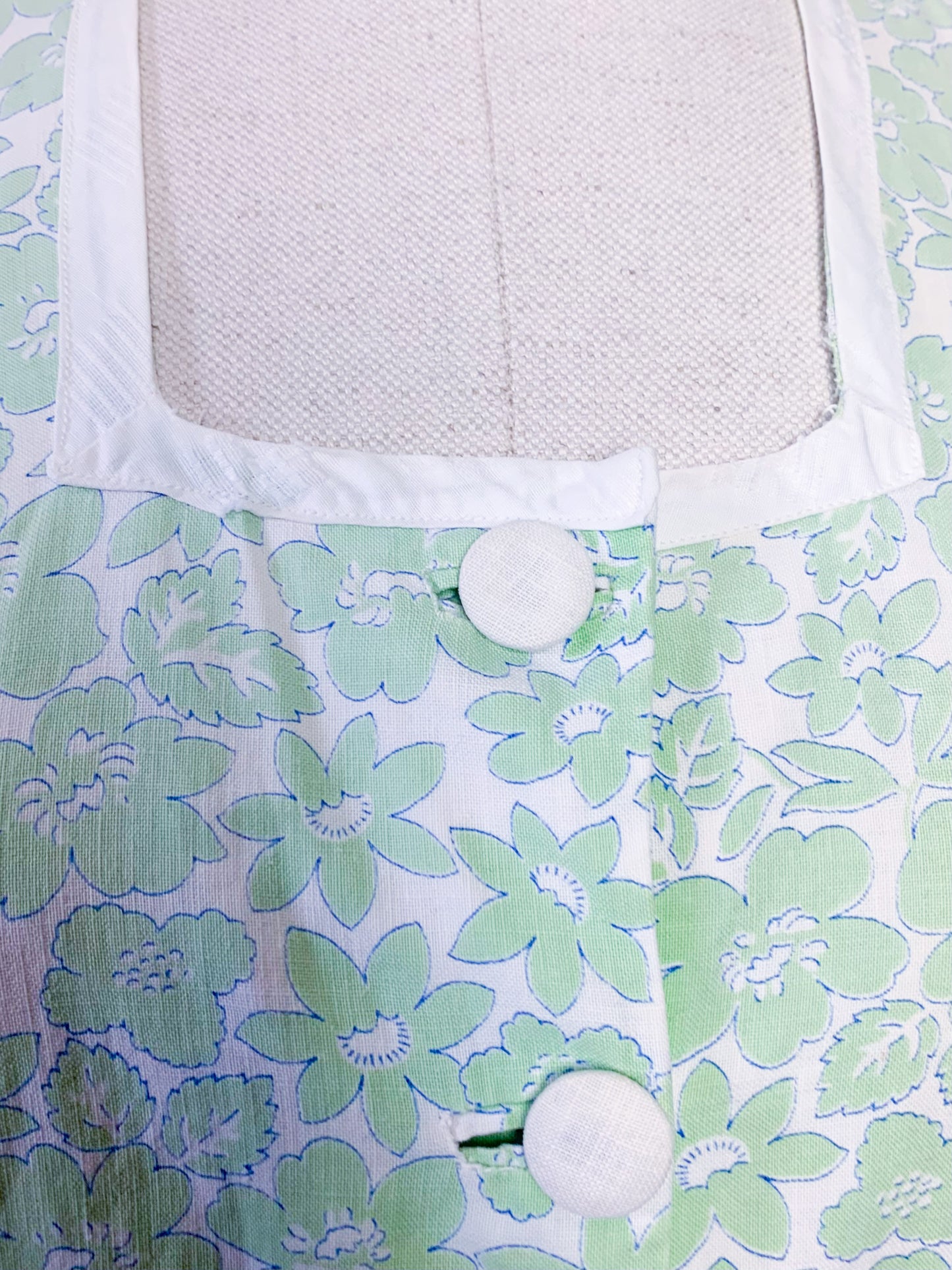 Robe sans manche col carré imprimés fleurs vintage