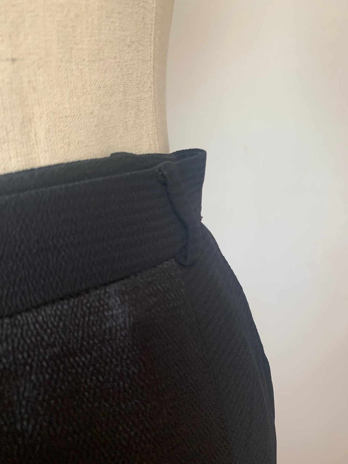 Ensemble tailleur veste et pantalon noir satiné Chattawak
