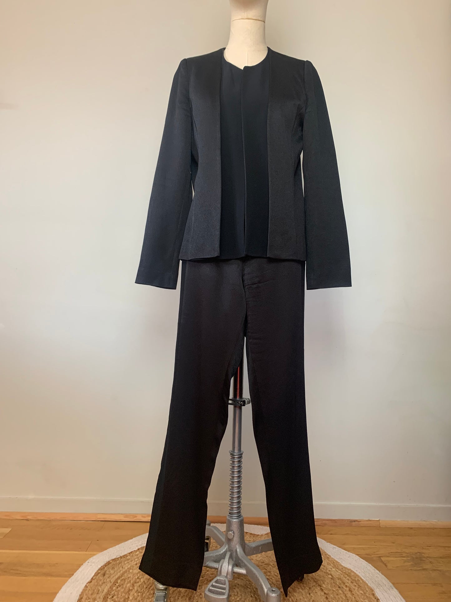 Ensemble tailleur veste et pantalon noir satiné Chattawak