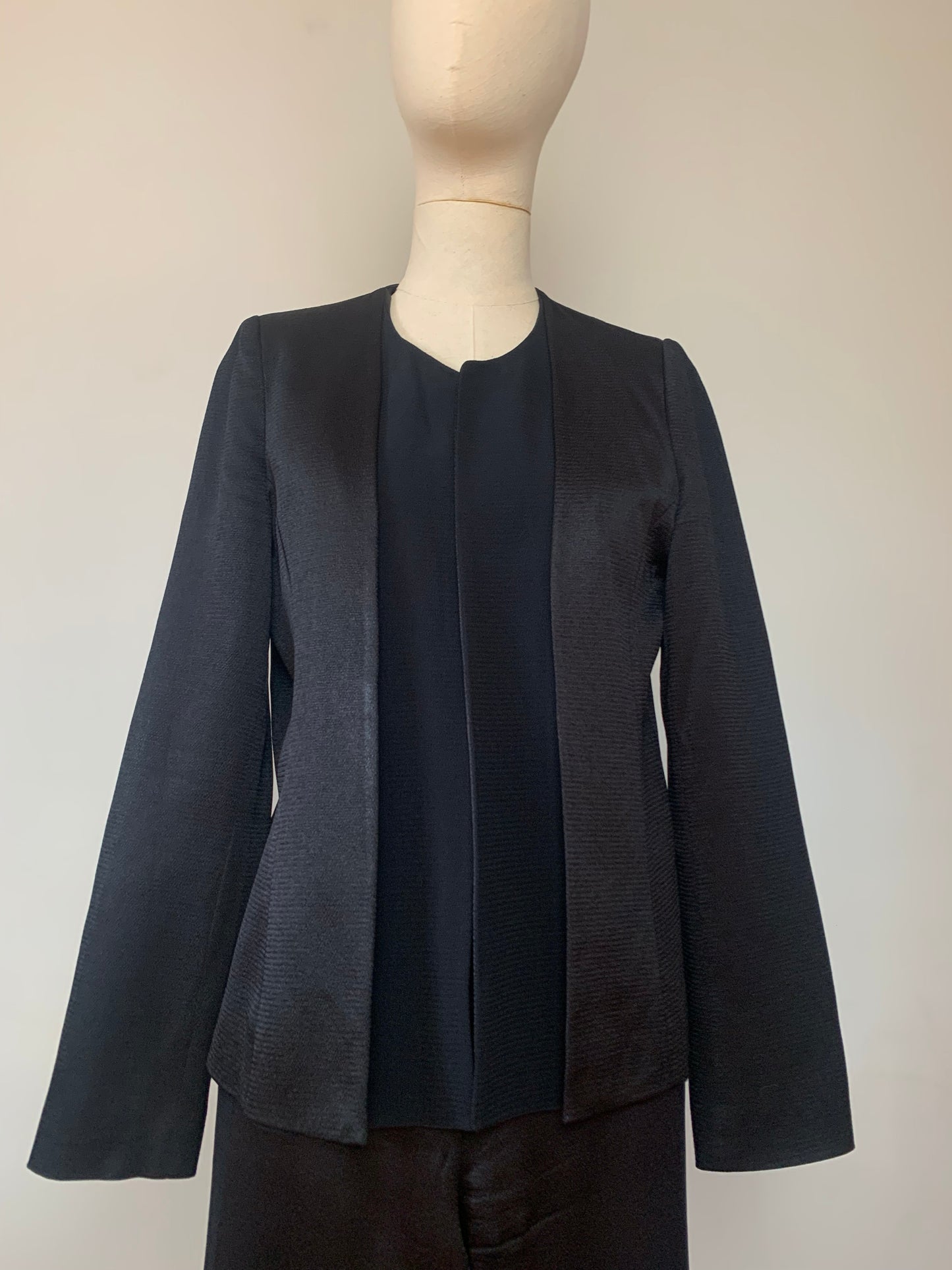 Ensemble tailleur veste et pantalon noir satiné Chattawak