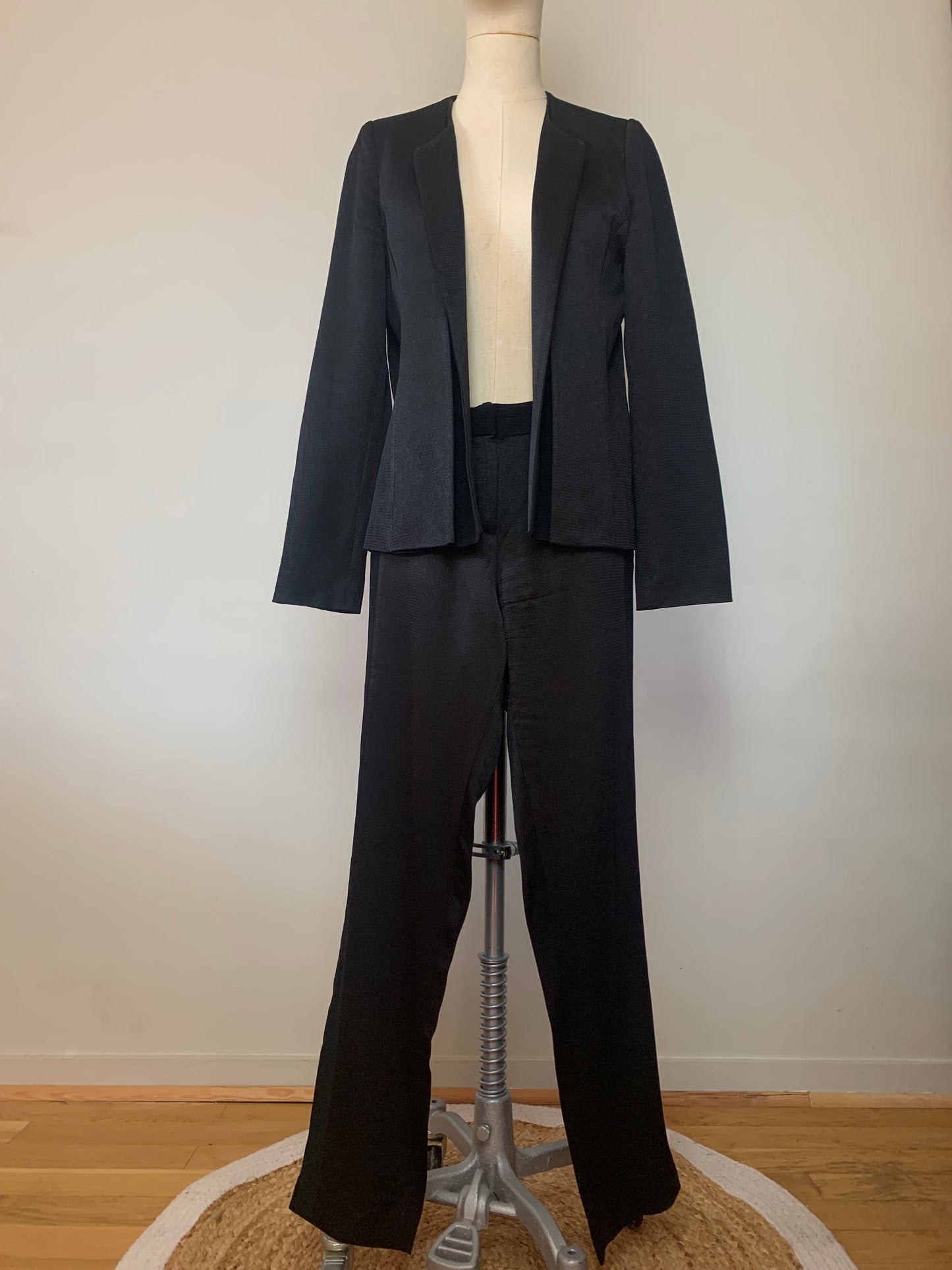 Ensemble tailleur veste et pantalon noir satiné Chattawak