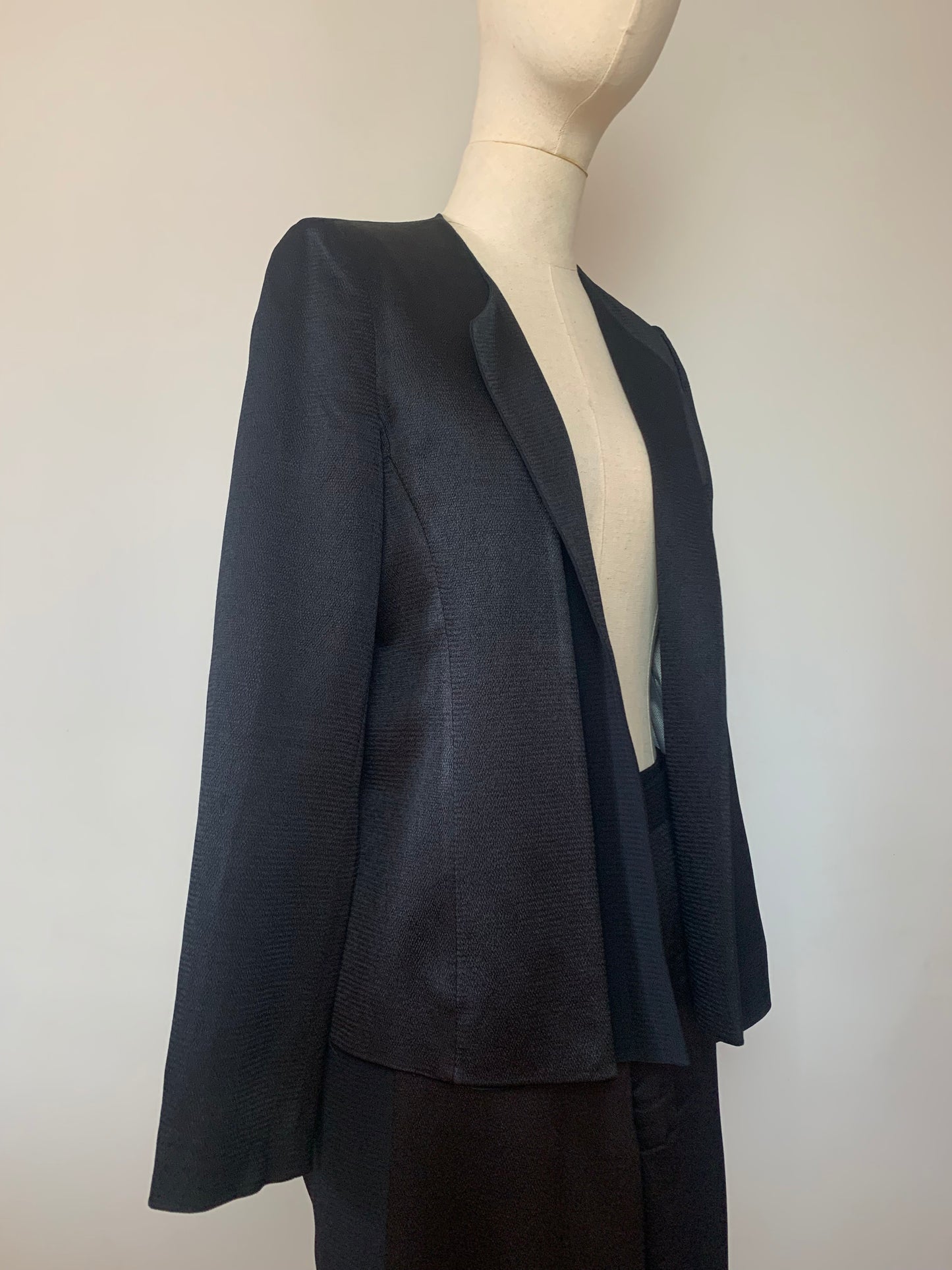 Ensemble tailleur veste et pantalon noir satiné Chattawak