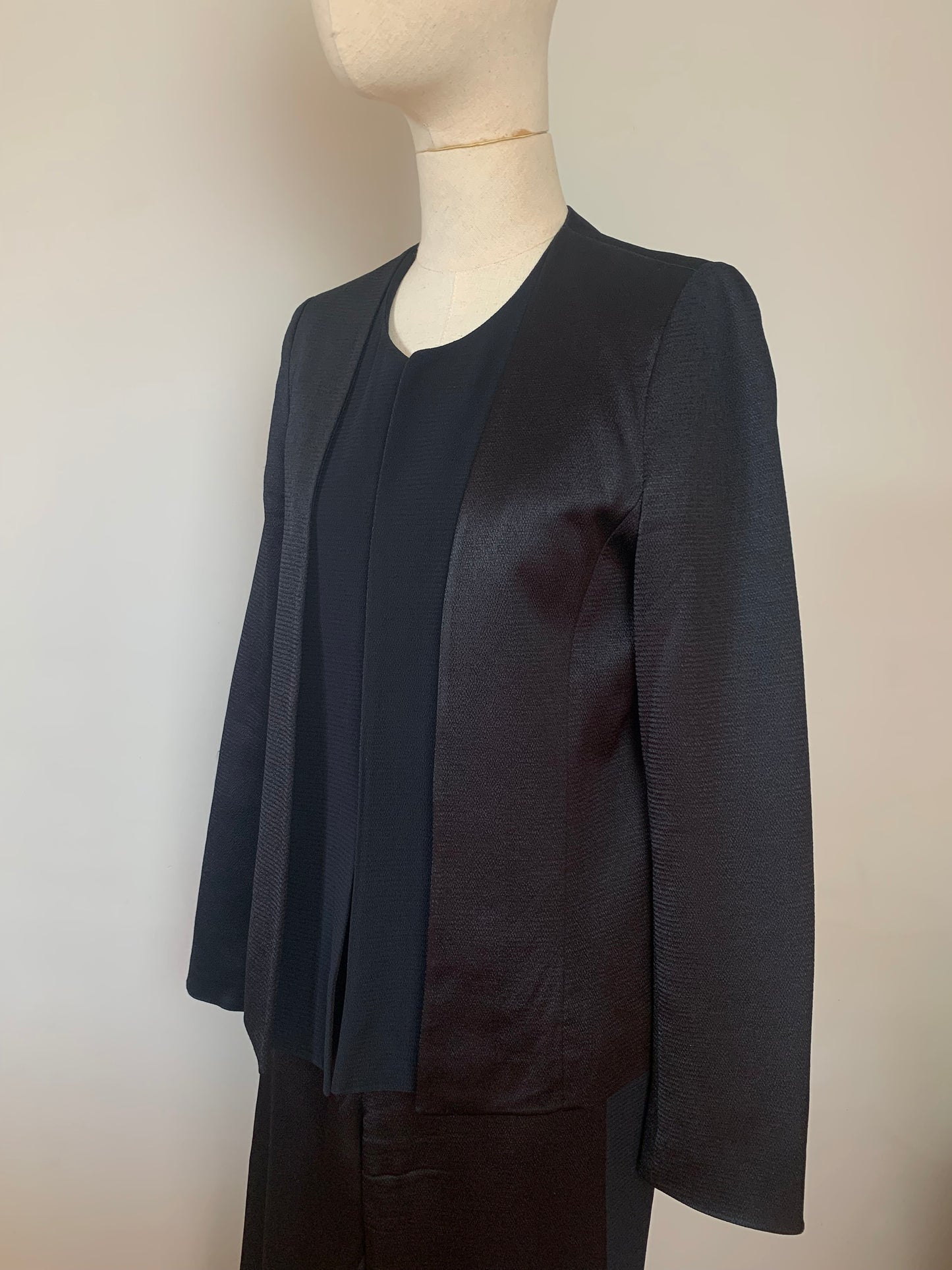 Ensemble tailleur veste et pantalon noir satiné Chattawak