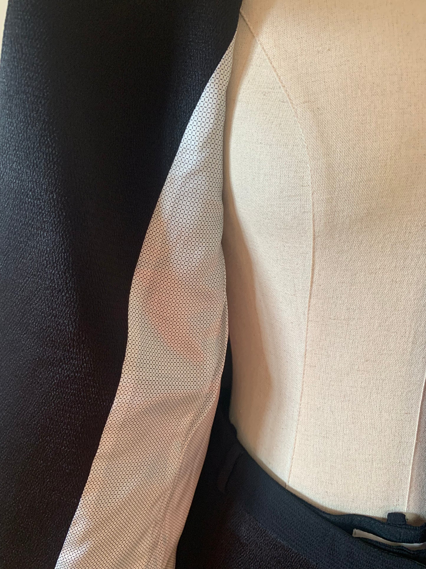 Ensemble tailleur veste et pantalon noir satiné Chattawak