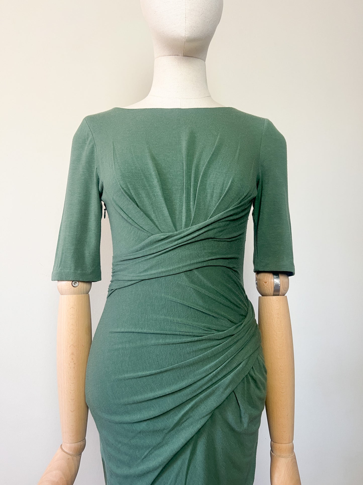 Robe CARVEN Designer - Sculpture Drapée - Tissu Épais & Doublé - Vert Élégant - T. 36 (S)