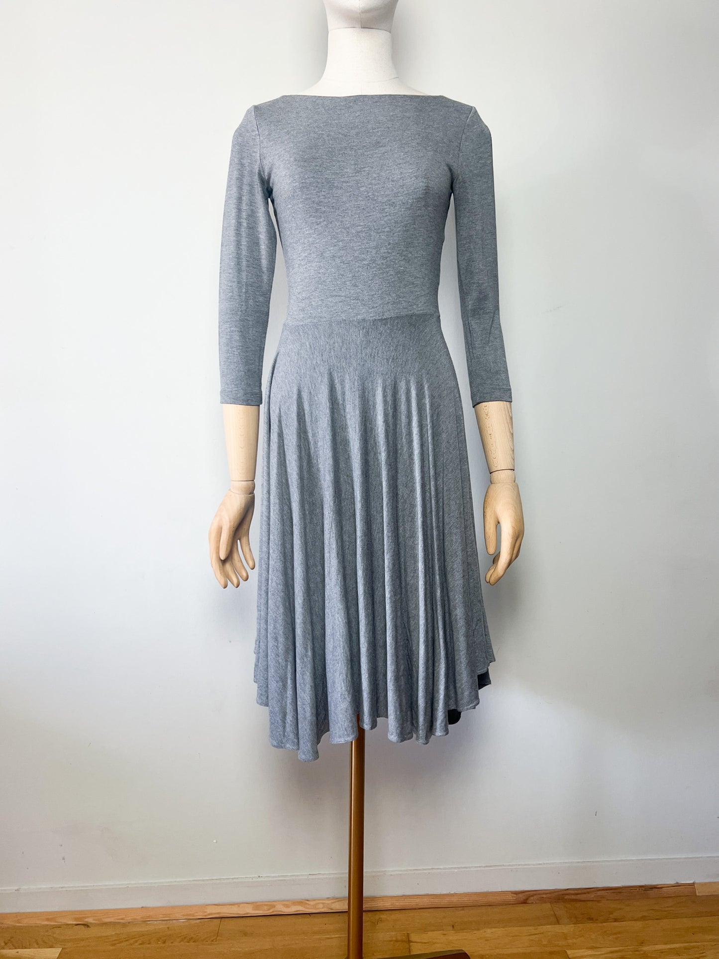 Robe Tara Jarmon Grise - Col Danseuse & Dos V - Viscose Élastiquée T. 36