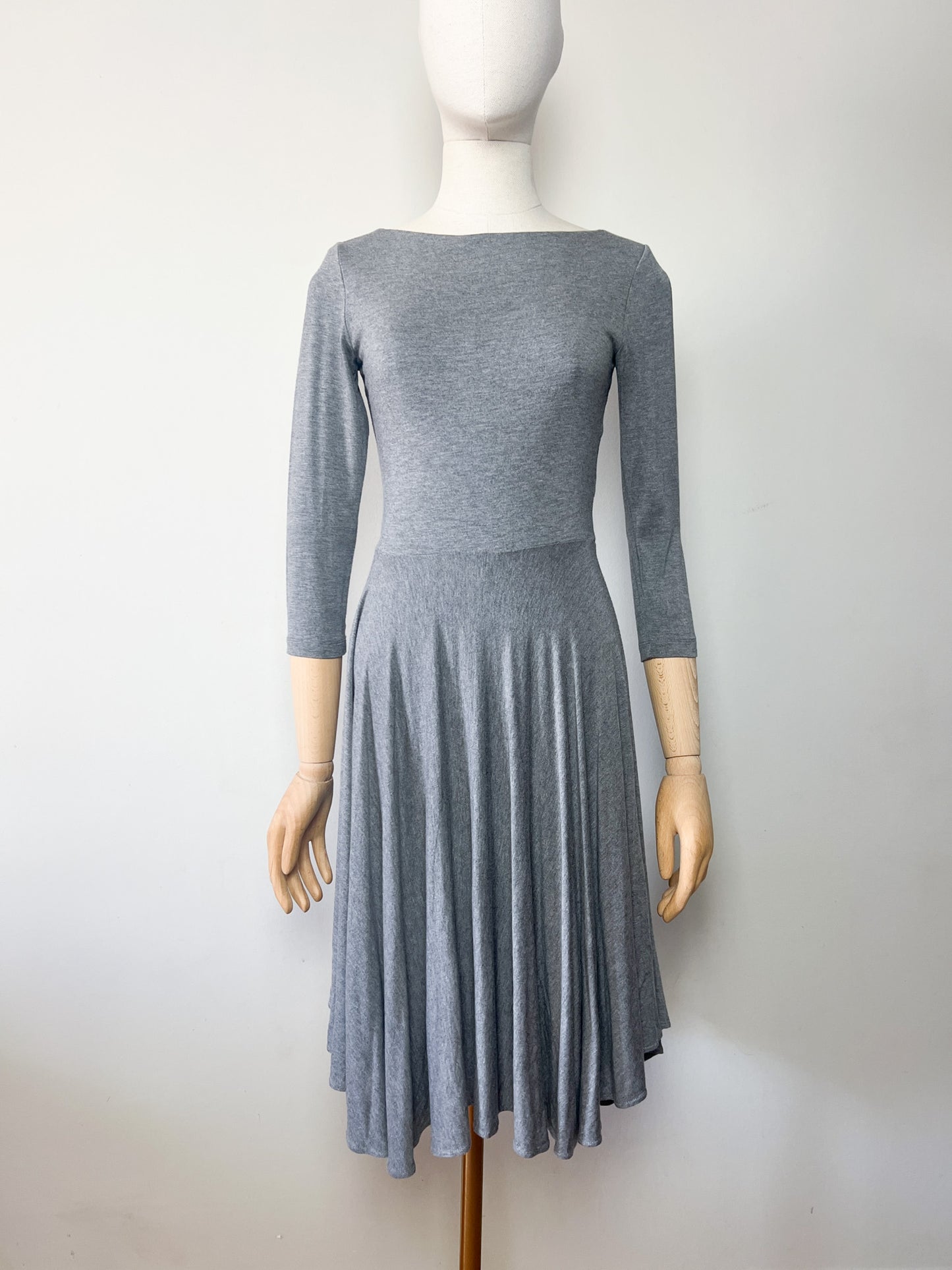 Robe Tara Jarmon Grise - Col Danseuse & Dos V - Viscose Élastiquée T. 36