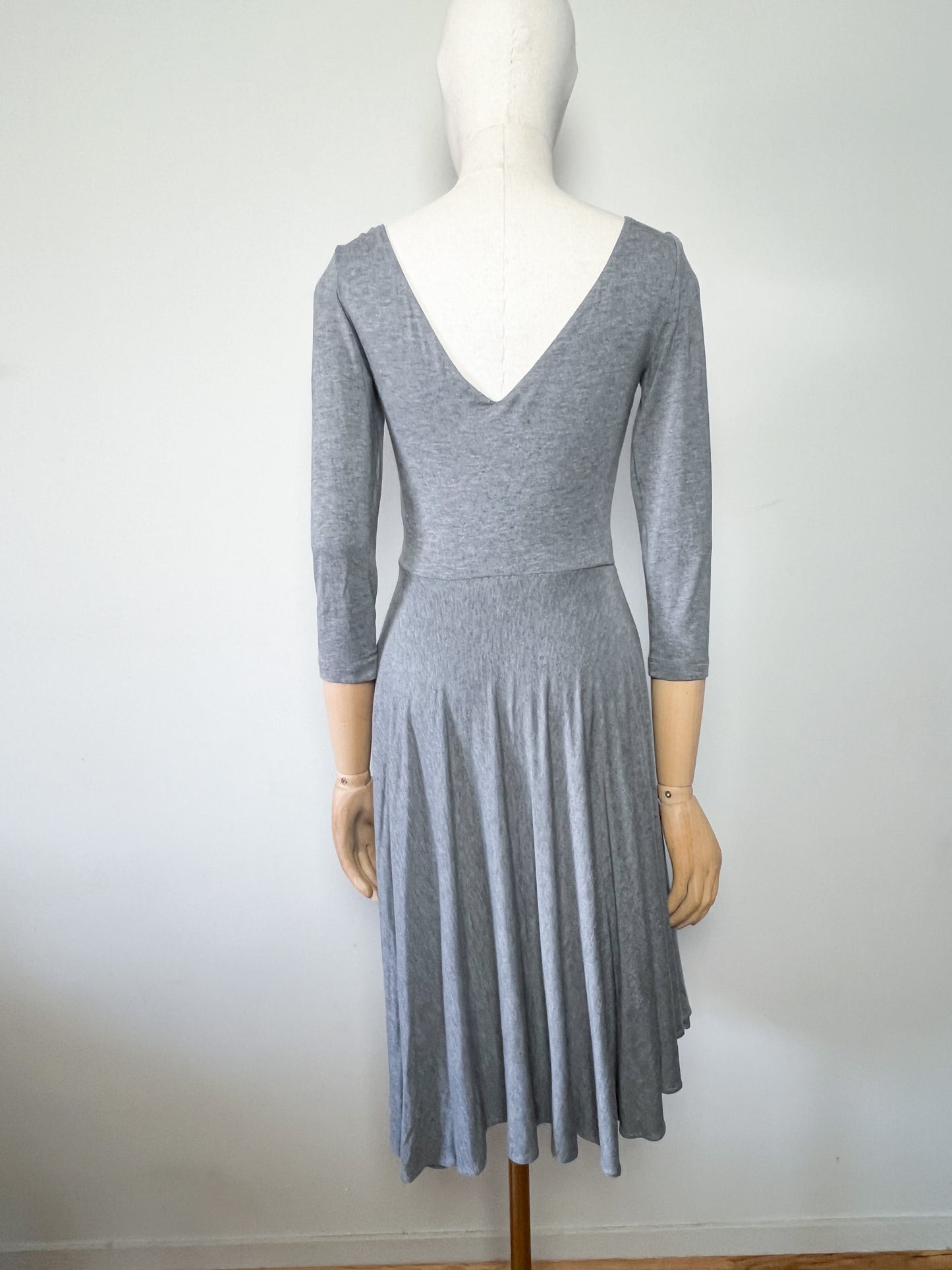 Robe Tara Jarmon Grise - Col Danseuse & Dos V - Viscose Élastiquée T. 36