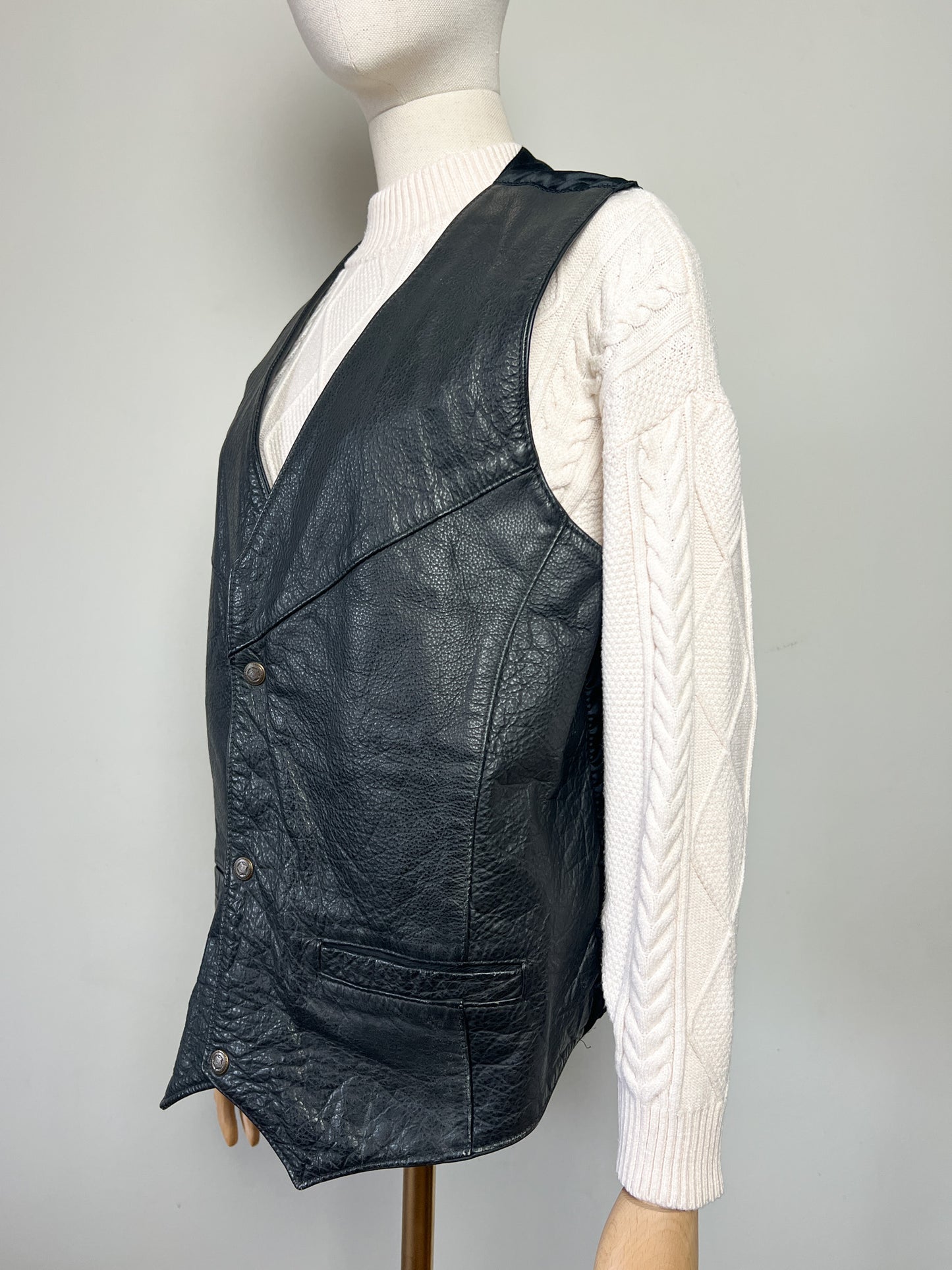 Gilet Motard Vintage 100% Cuir Noir Grainé - Fermeture Boutons Étoile