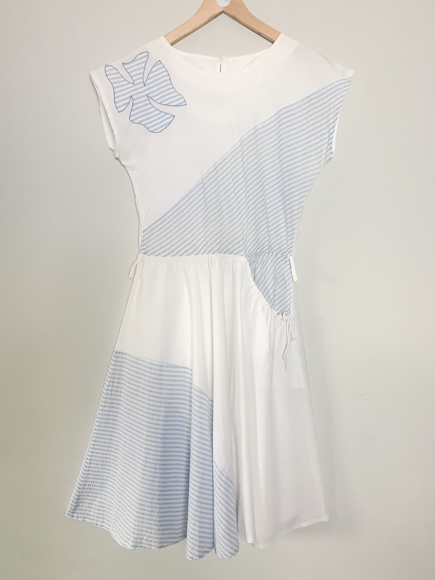 Robe légère sans manche blanche avec empiècements rayés bleu ciel vintage