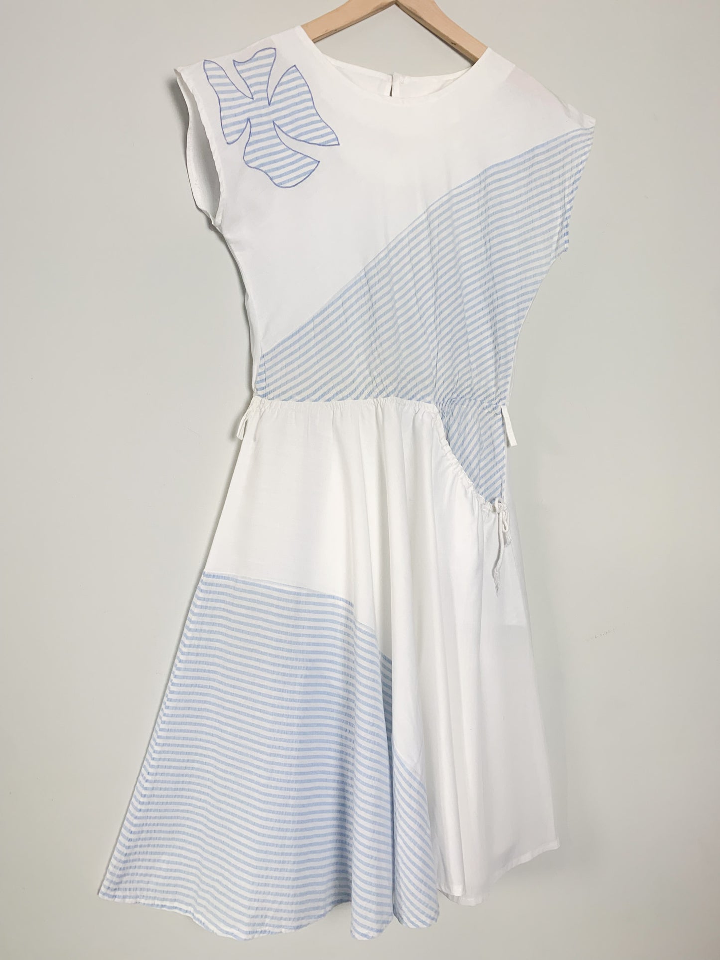 Robe légère sans manche blanche avec empiècements rayés bleu ciel vintage