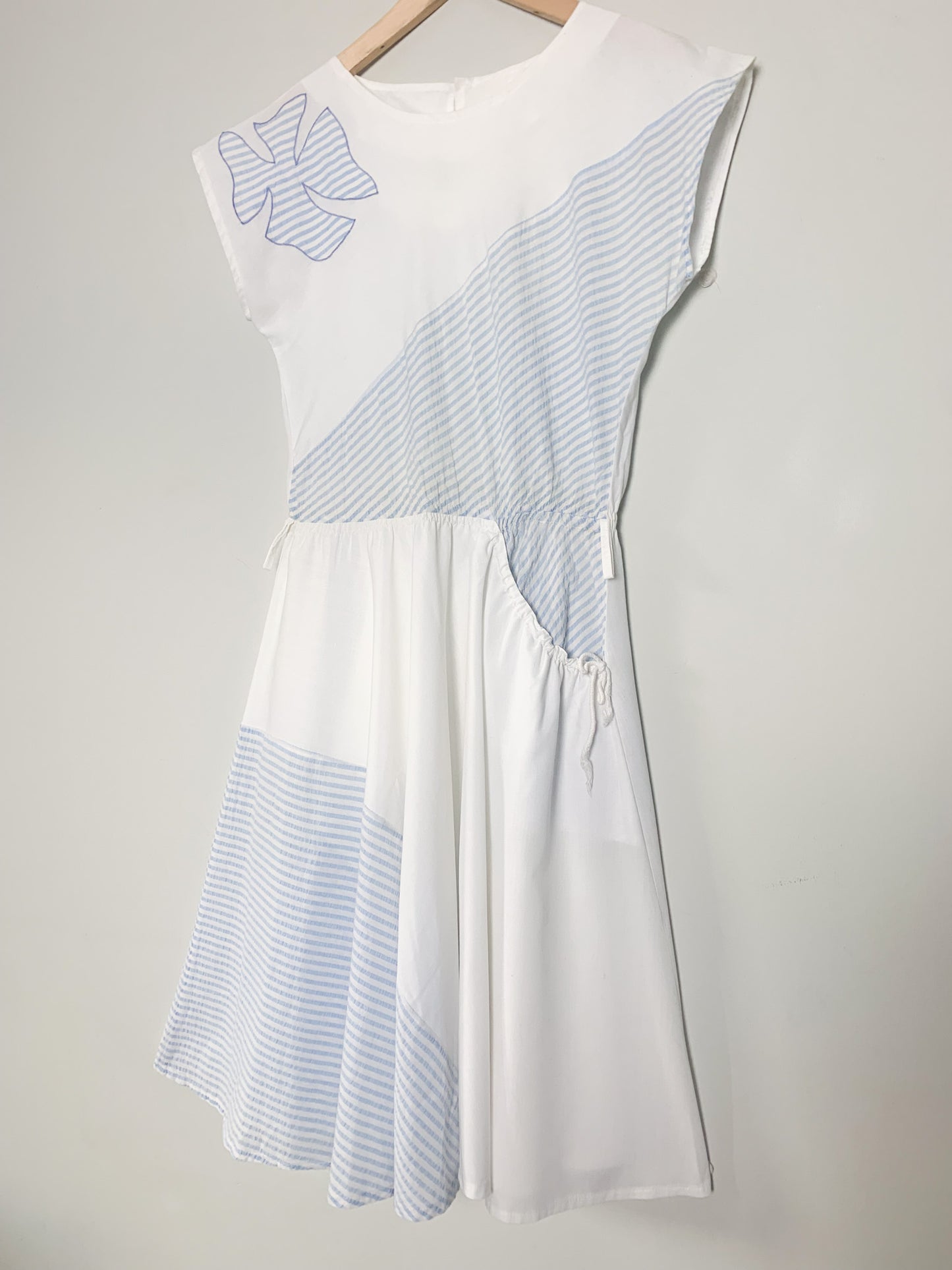 Robe légère sans manche blanche avec empiècements rayés bleu ciel vintage