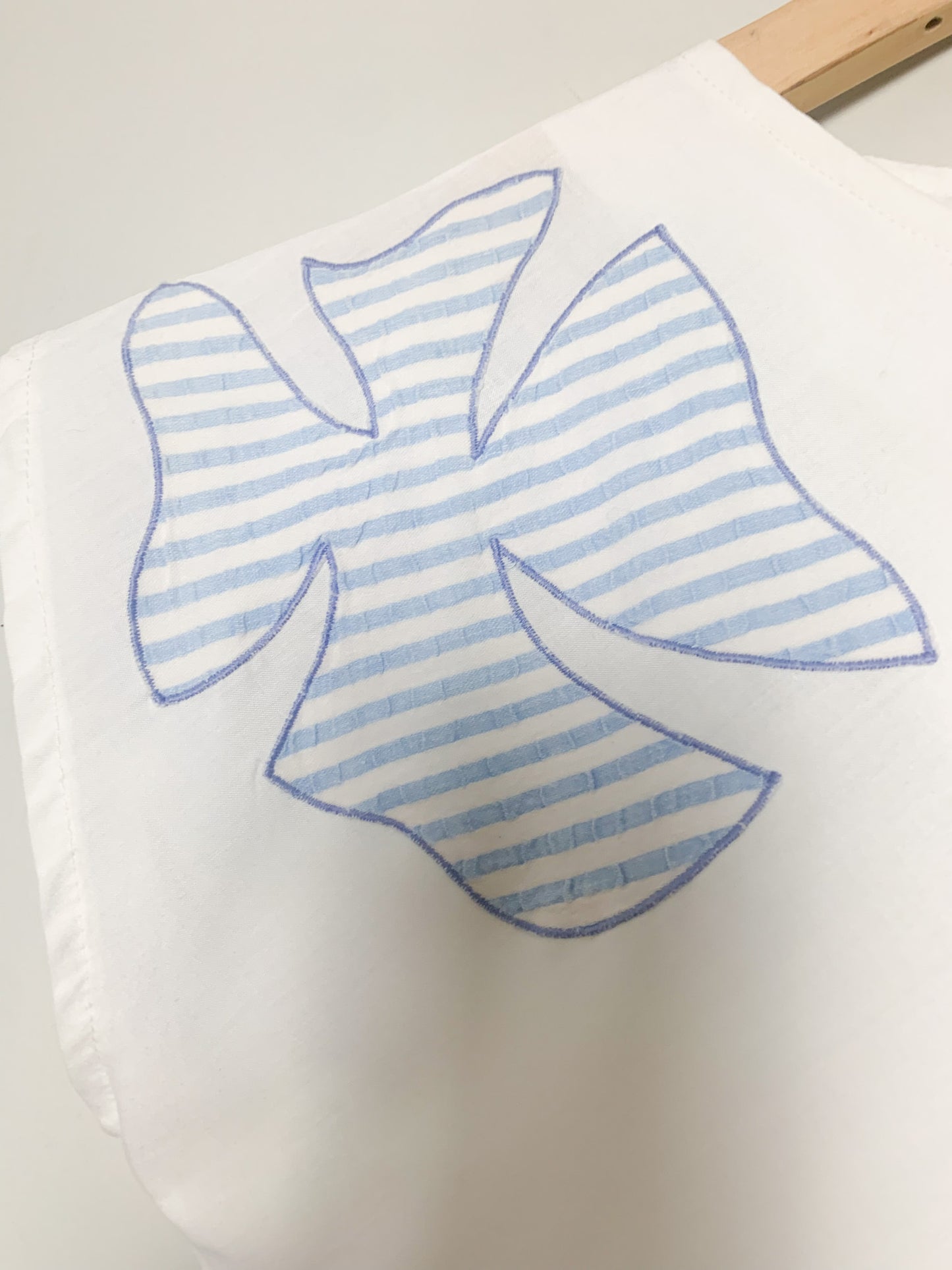 Robe légère sans manche blanche avec empiècements rayés bleu ciel vintage
