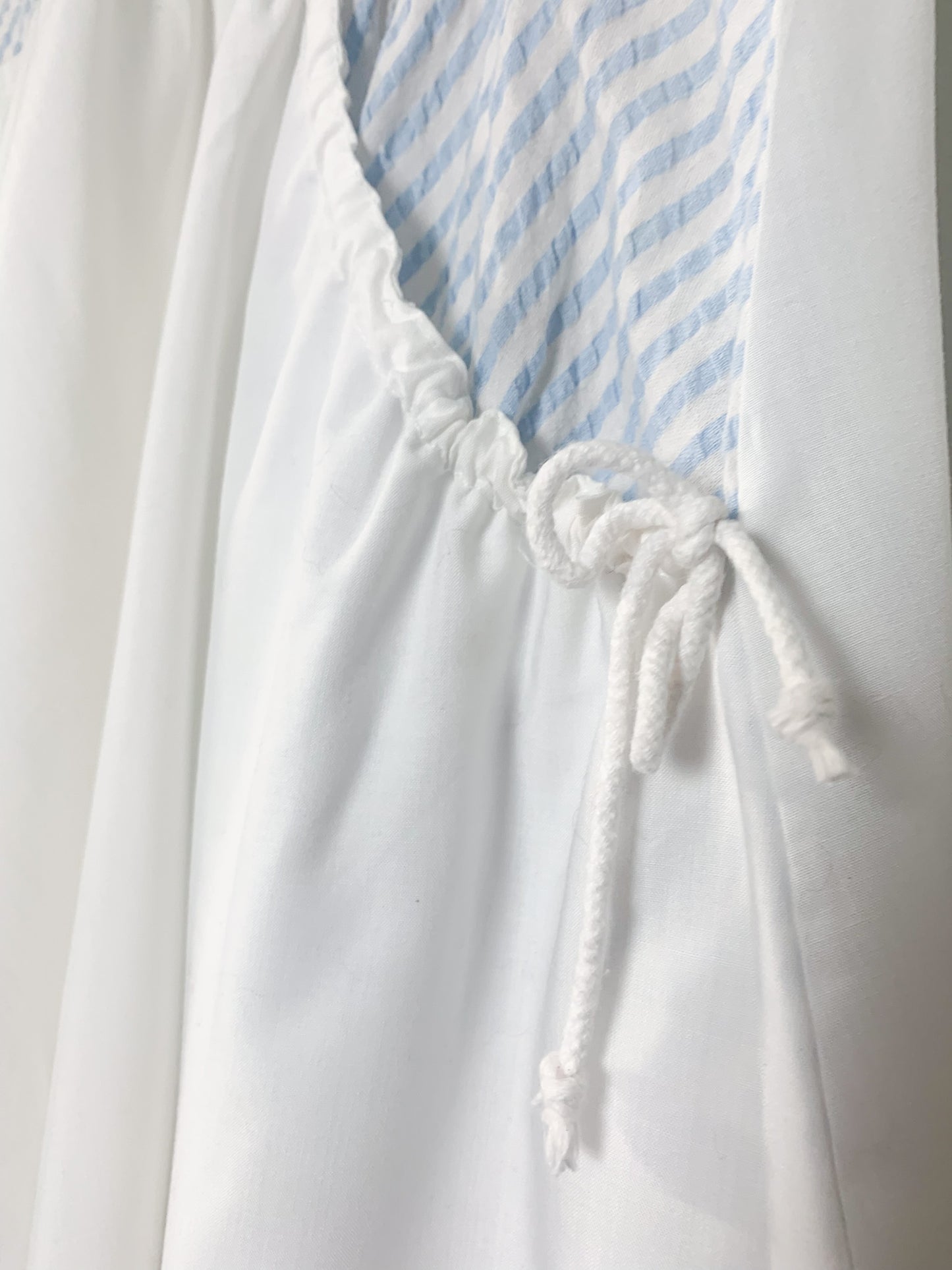 Robe légère sans manche blanche avec empiècements rayés bleu ciel vintage