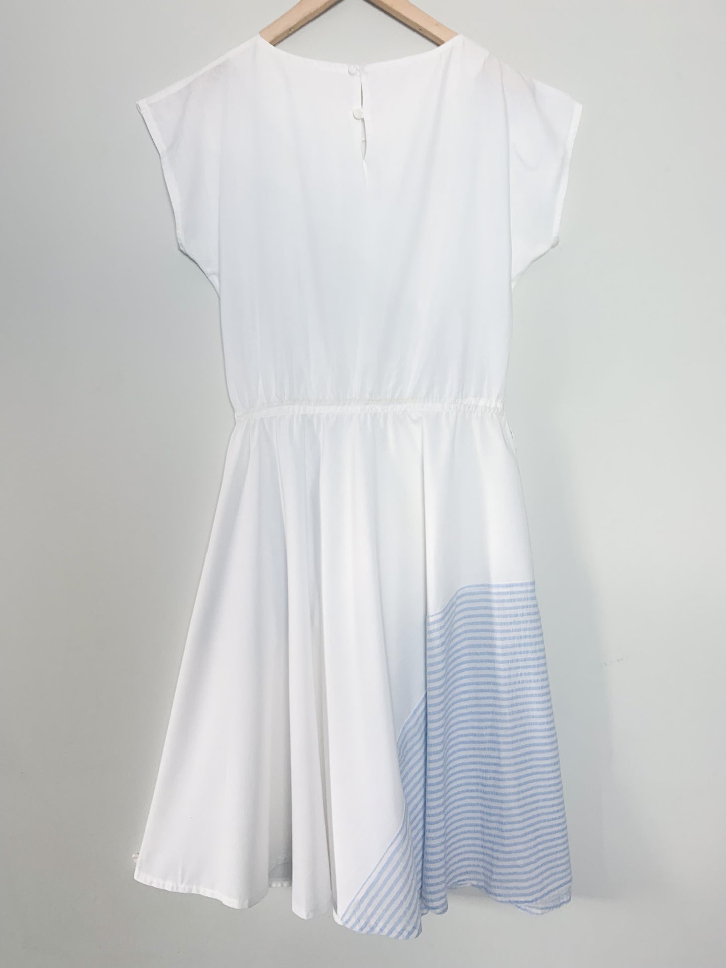Robe légère sans manche blanche avec empiècements rayés bleu ciel vintage