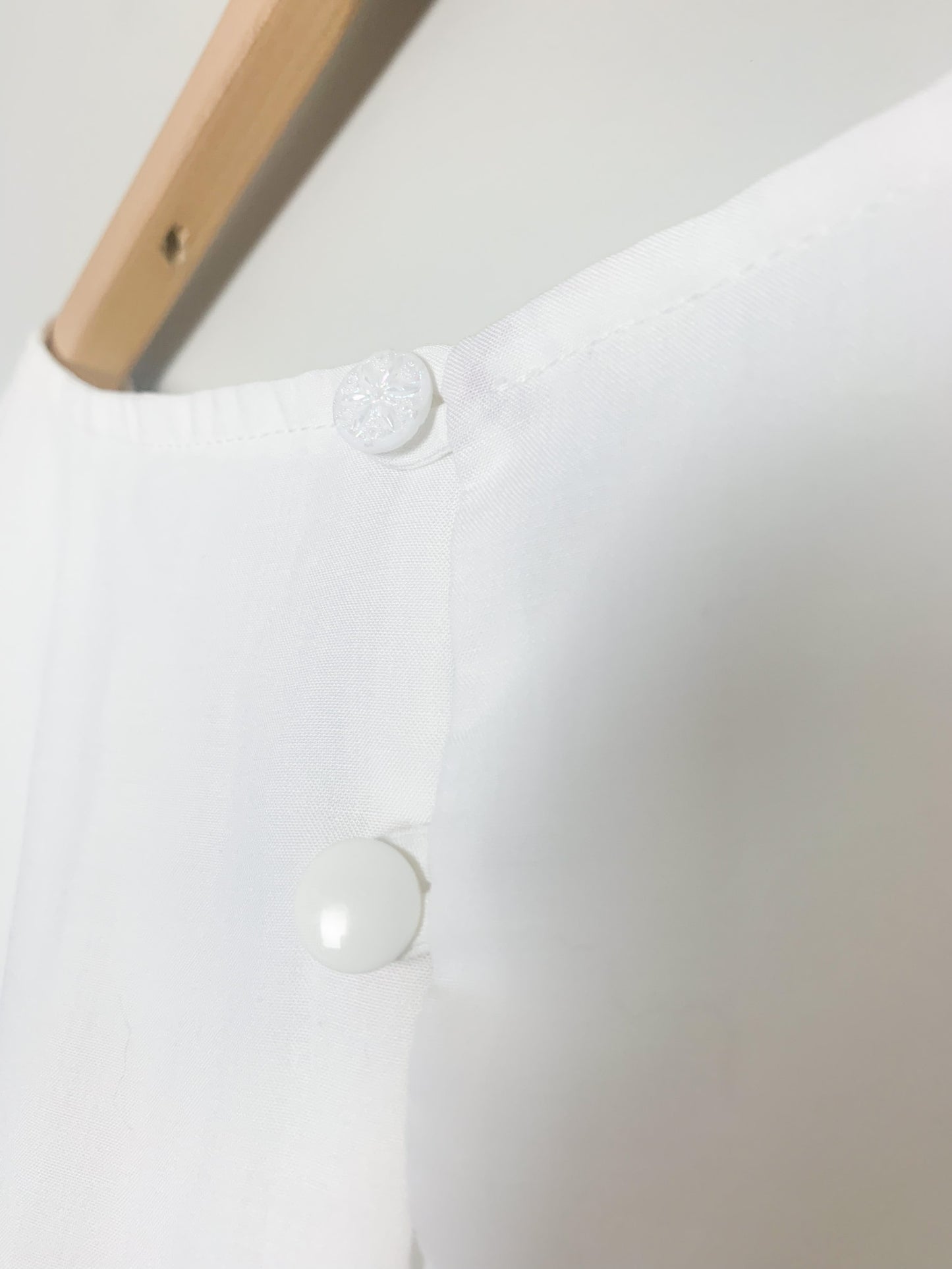 Robe légère sans manche blanche avec empiècements rayés bleu ciel vintage