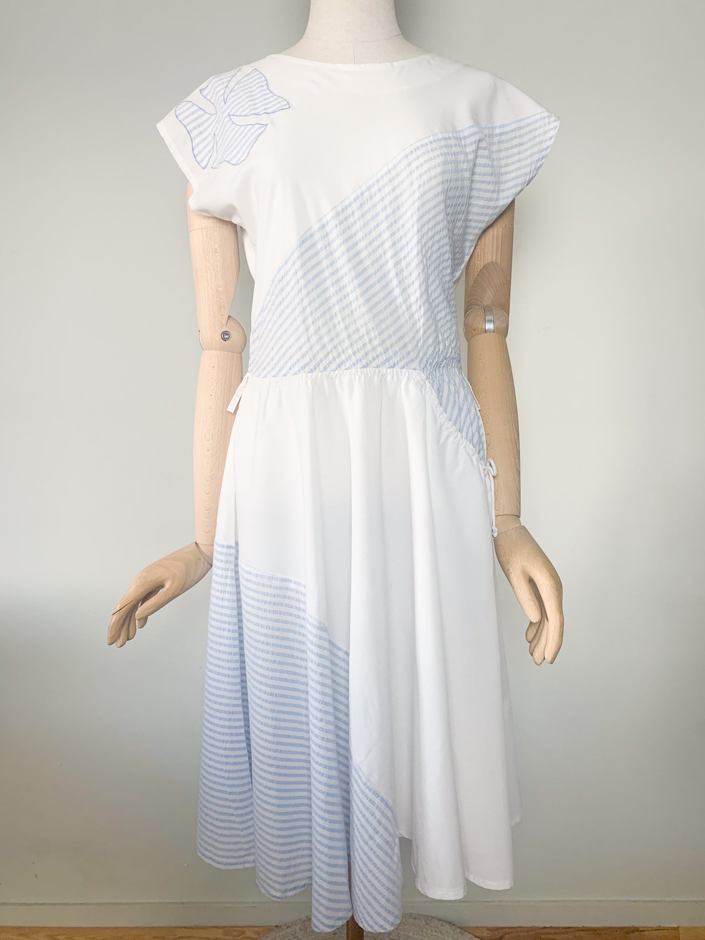 Robe légère sans manche blanche avec empiècements rayés bleu ciel vintage