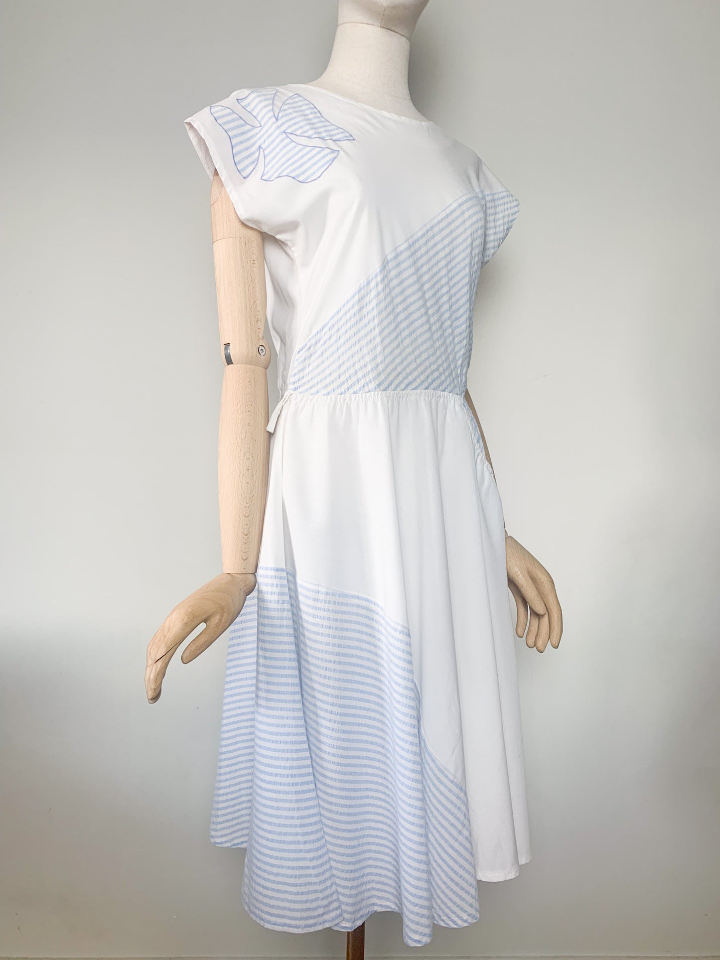 Robe légère sans manche blanche avec empiècements rayés bleu ciel vintage