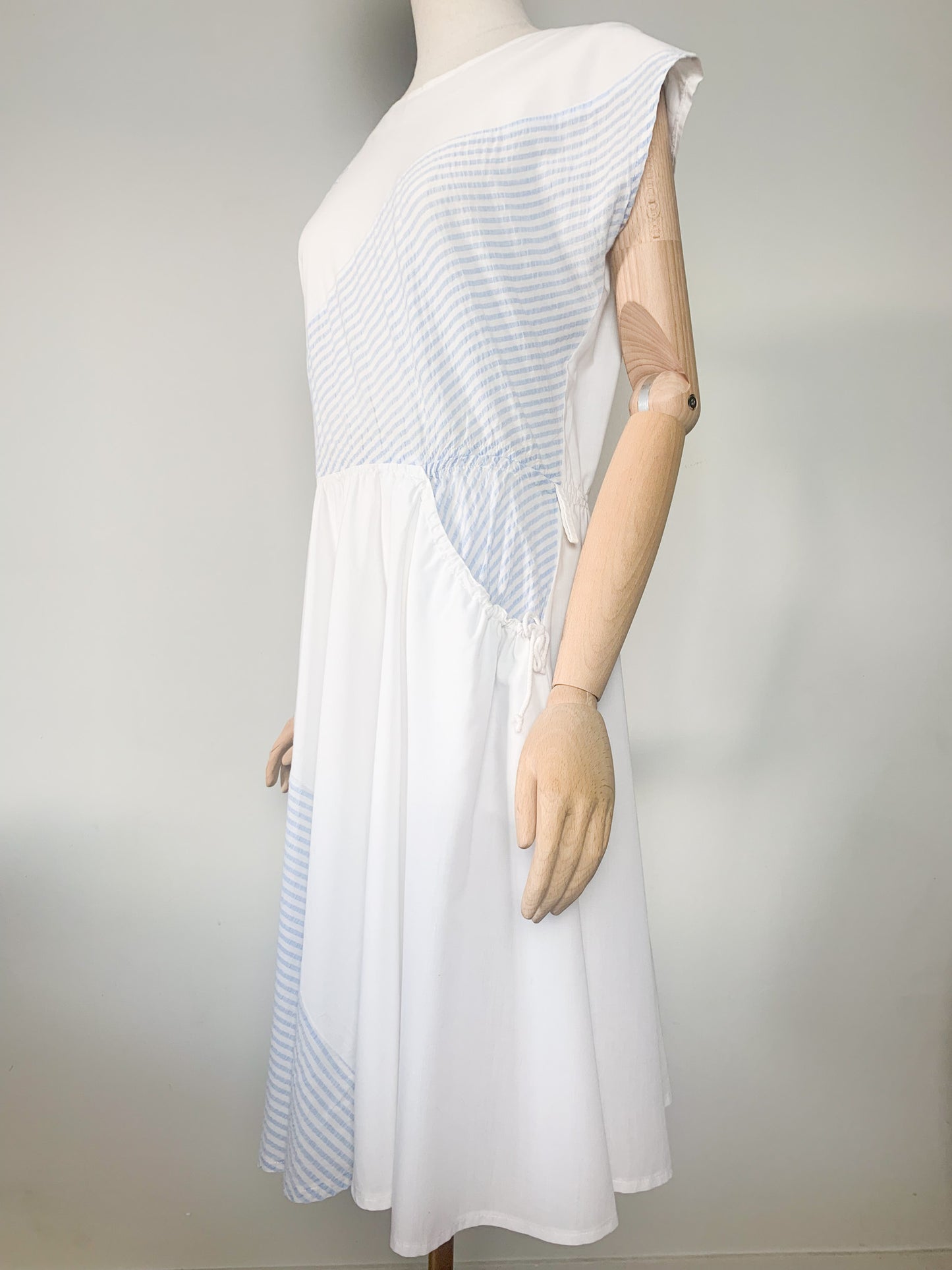 Robe légère sans manche blanche avec empiècements rayés bleu ciel vintage