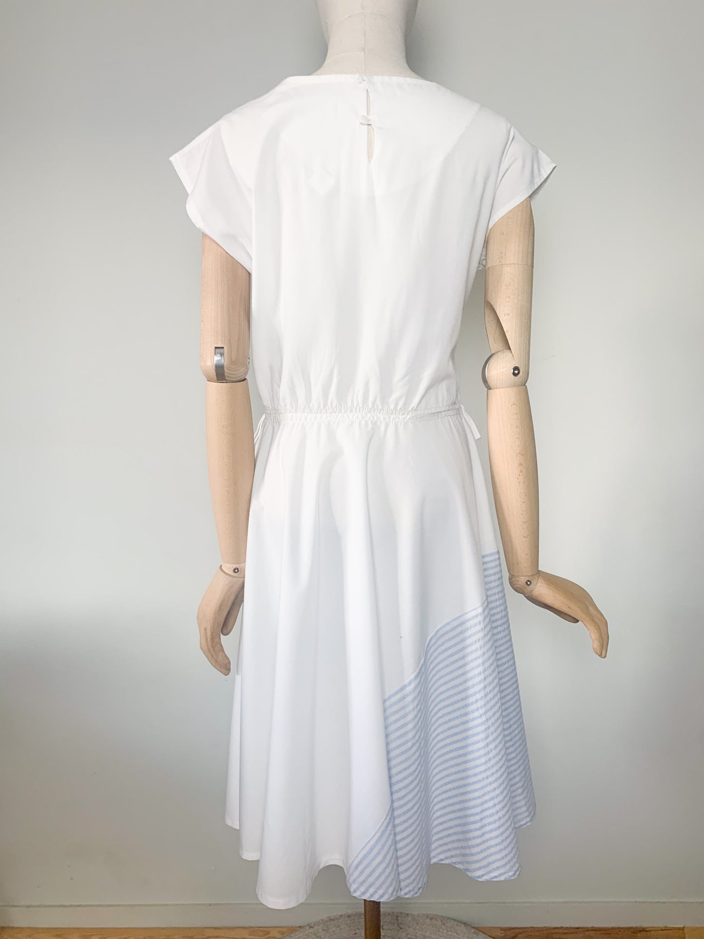 Robe légère sans manche blanche avec empiècements rayés bleu ciel vintage