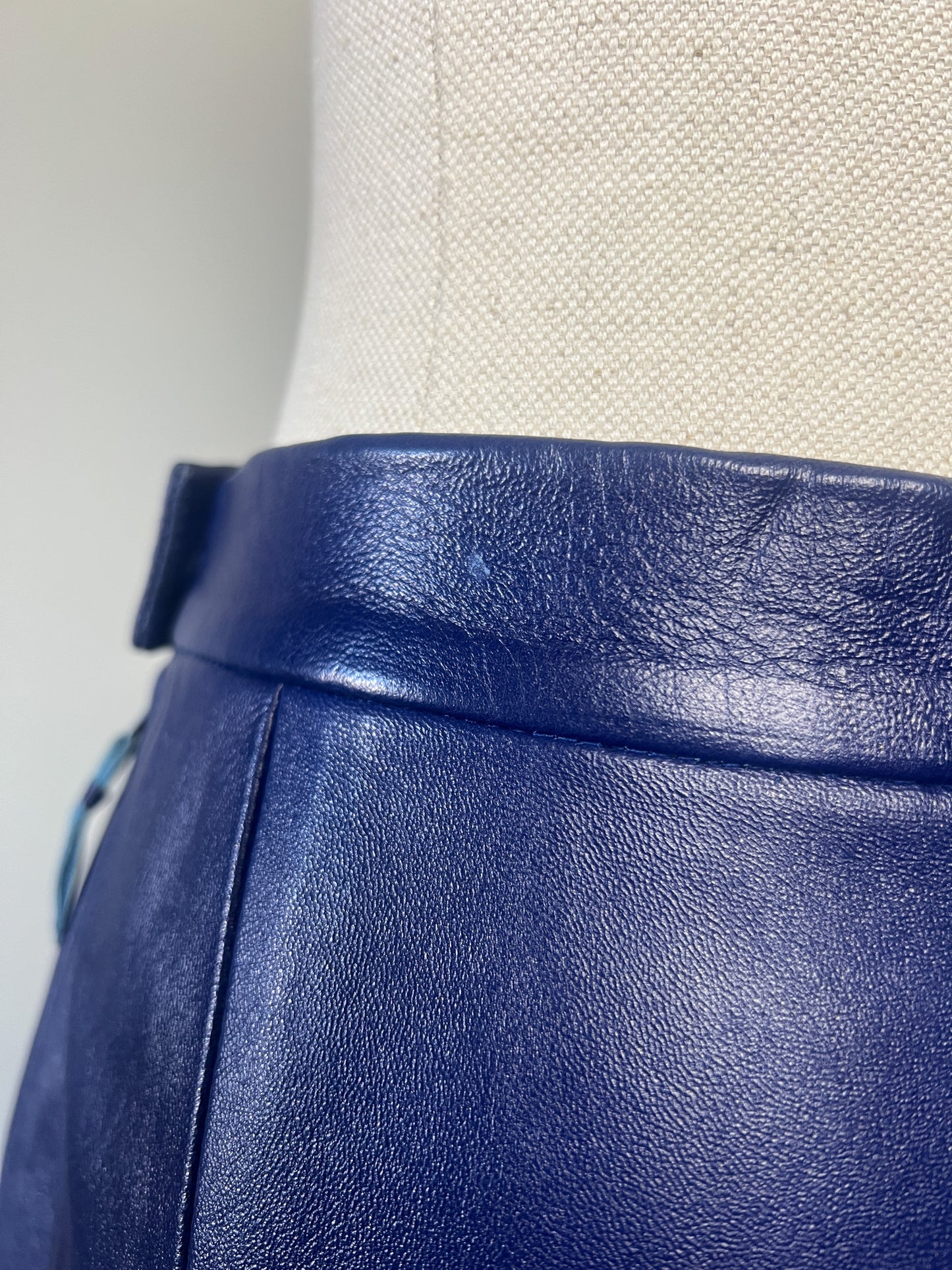 Jupe Droite en Cuir Souple Bleu Encre - Longueur Genou - Style Vintage T. S/M